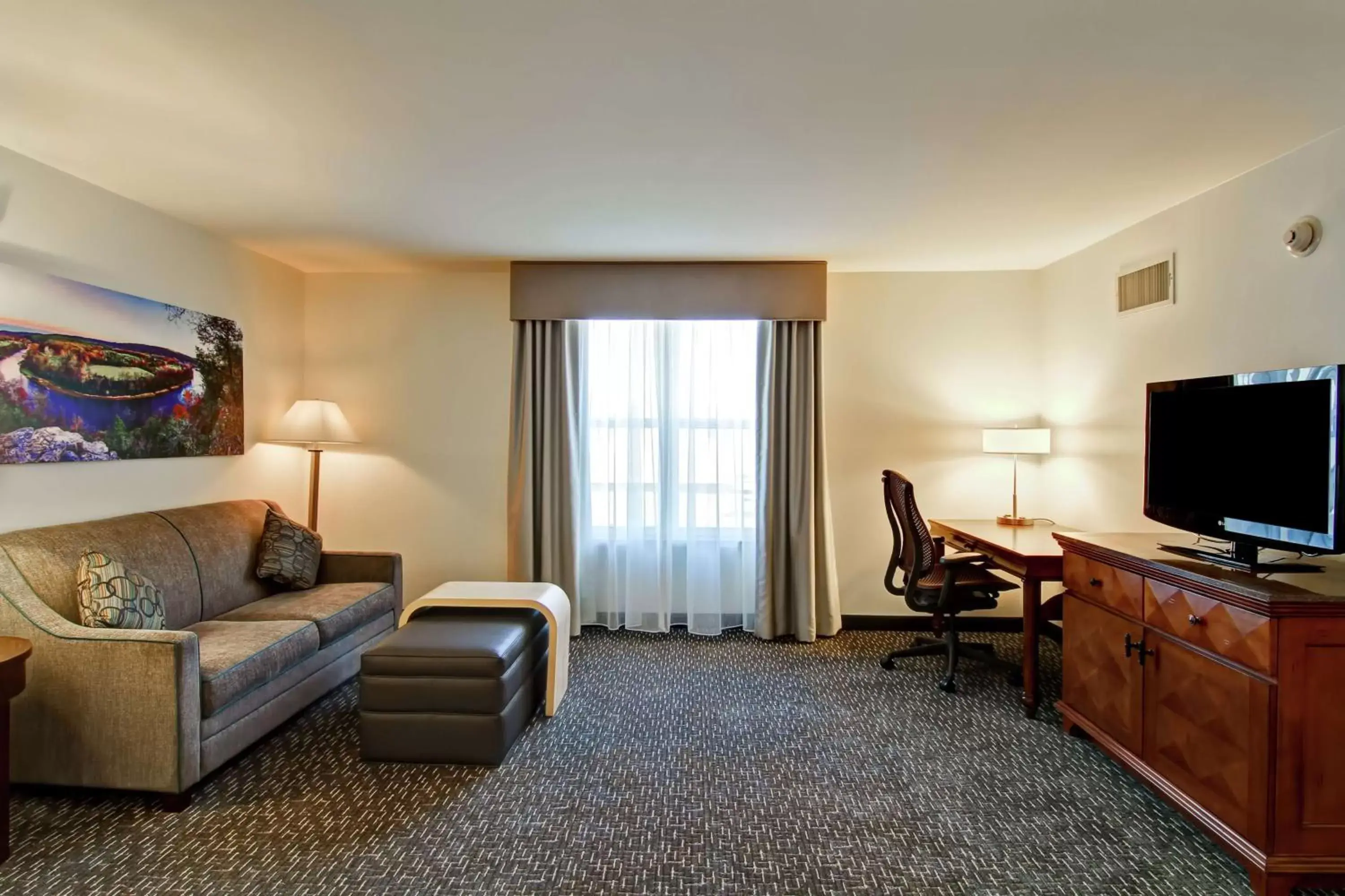 Bedroom, TV/Entertainment Center in Homewood Suites by Hilton Bentonville-Rogers