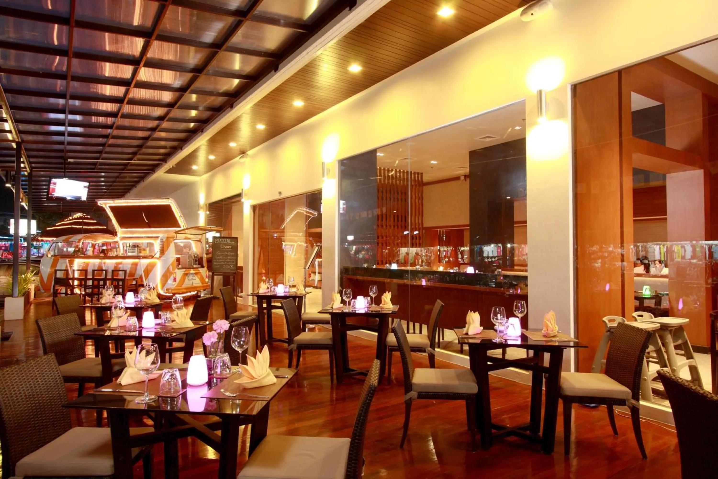 Restaurant/places to eat in ASHLEE Hub Hotel Patong