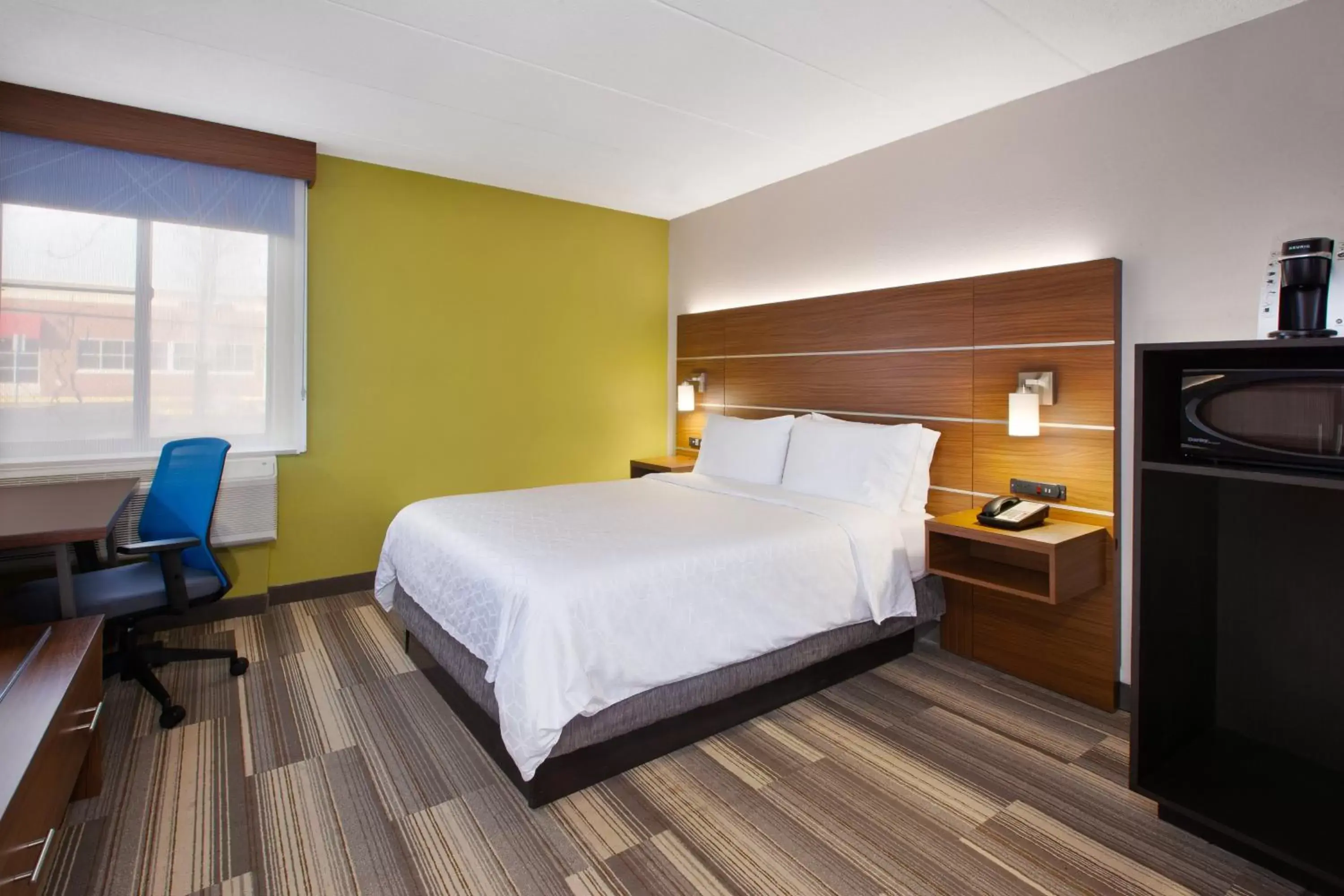 Photo of the whole room, Bed in Holiday Inn Express Fairfax-Arlington Boulevard, an IHG Hotel