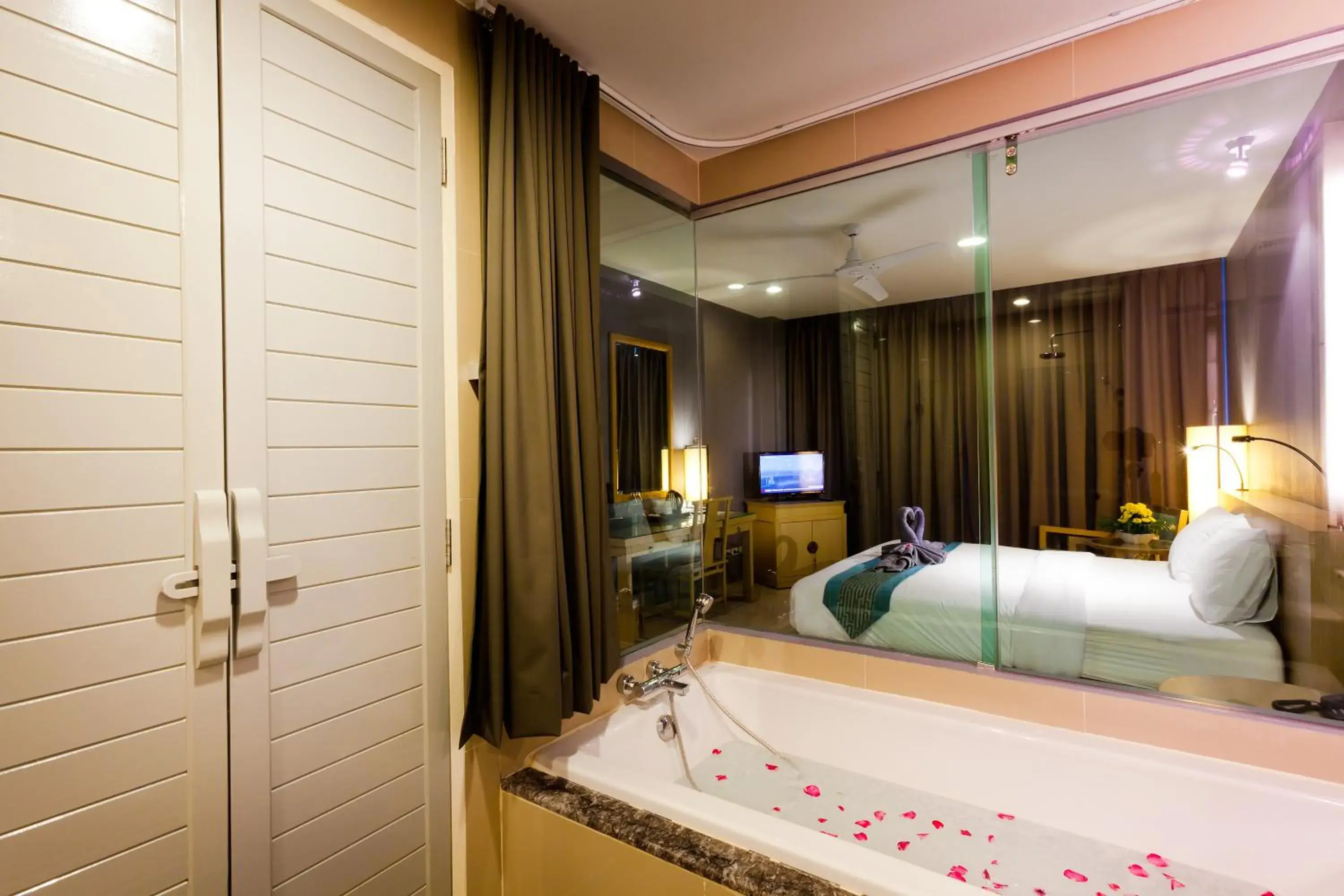 Bathroom, Bed in Ramaburin Resort Patong - SHA Extra Plus Bathroom, Bed in Ramaburin Resort Patong - SHA Extra Plus