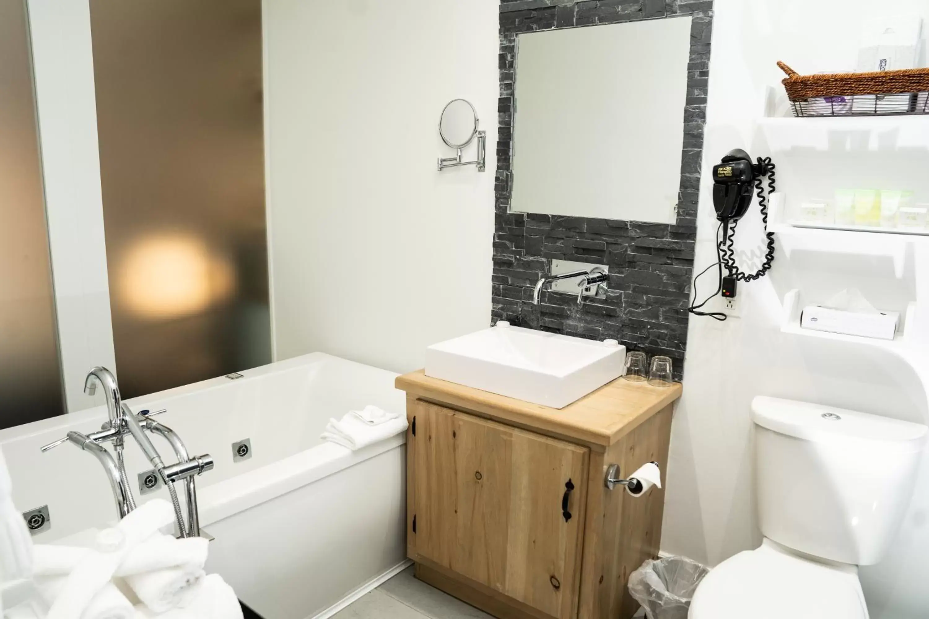 Bathroom in Hôtel Énergie Shawinigan