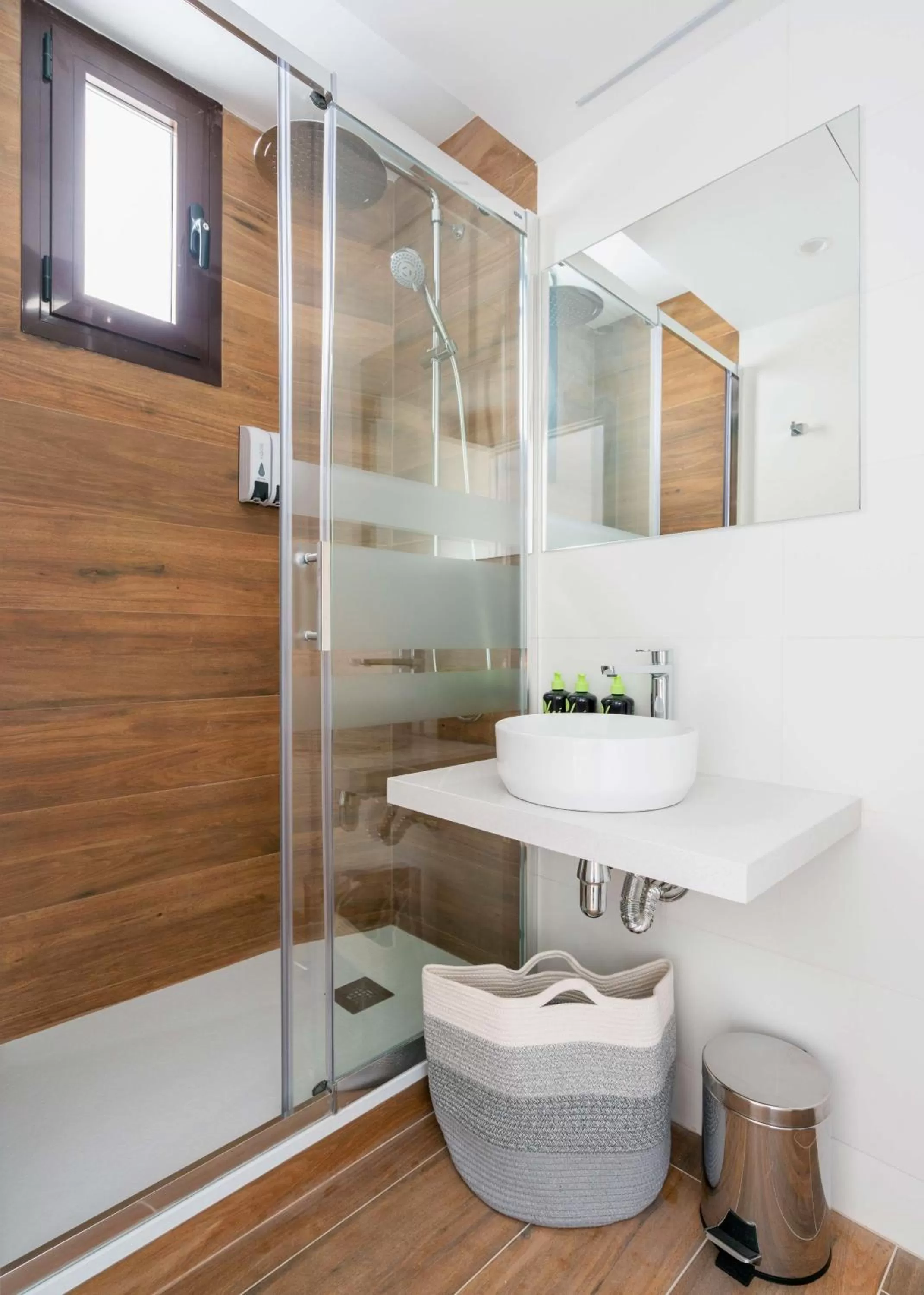 Shower in Limehome Barcelona Carrer de Fontcoberta - Digital Access