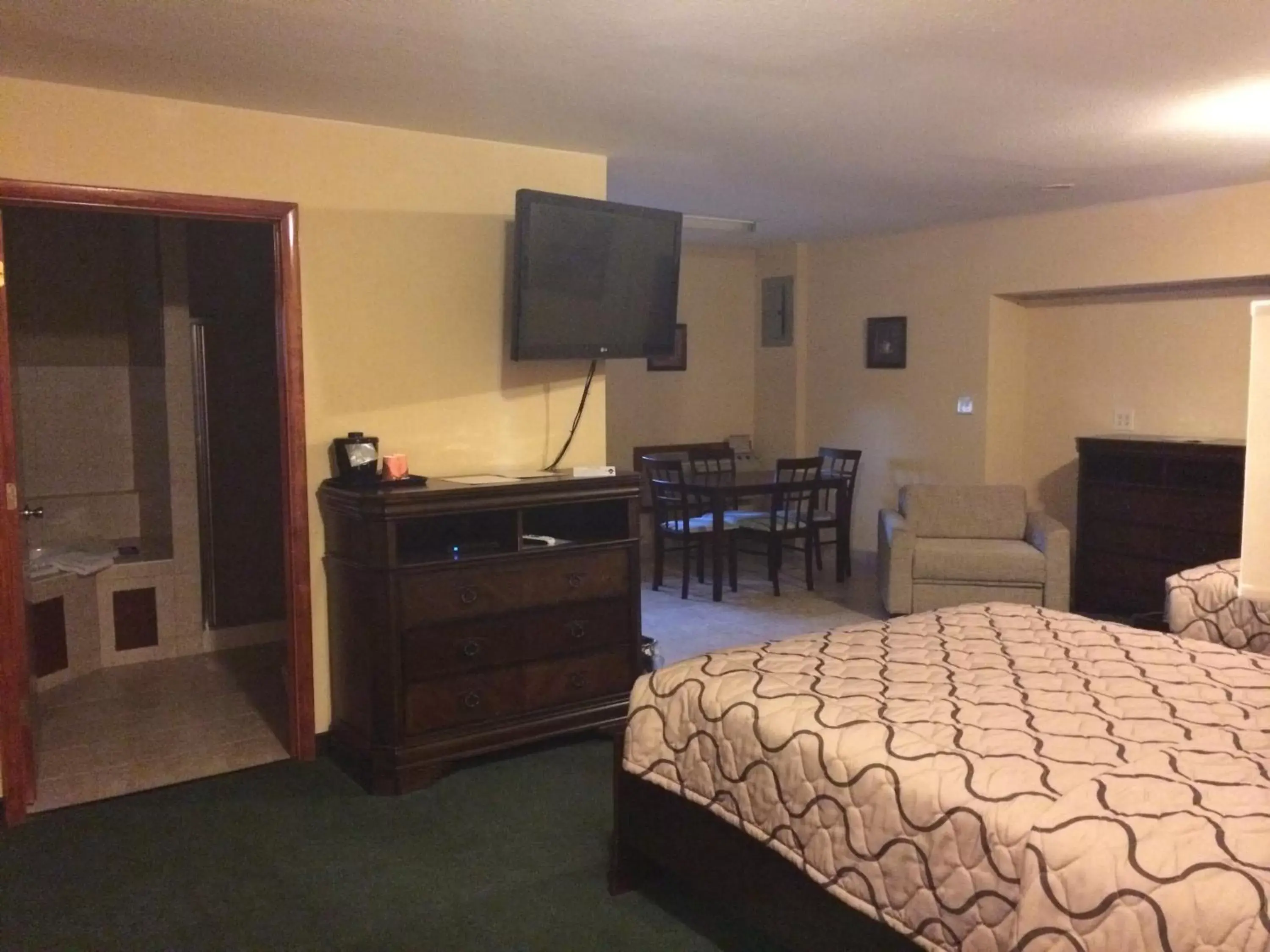Shower, TV/Entertainment Center in Pacer Inn & Suites Motel
