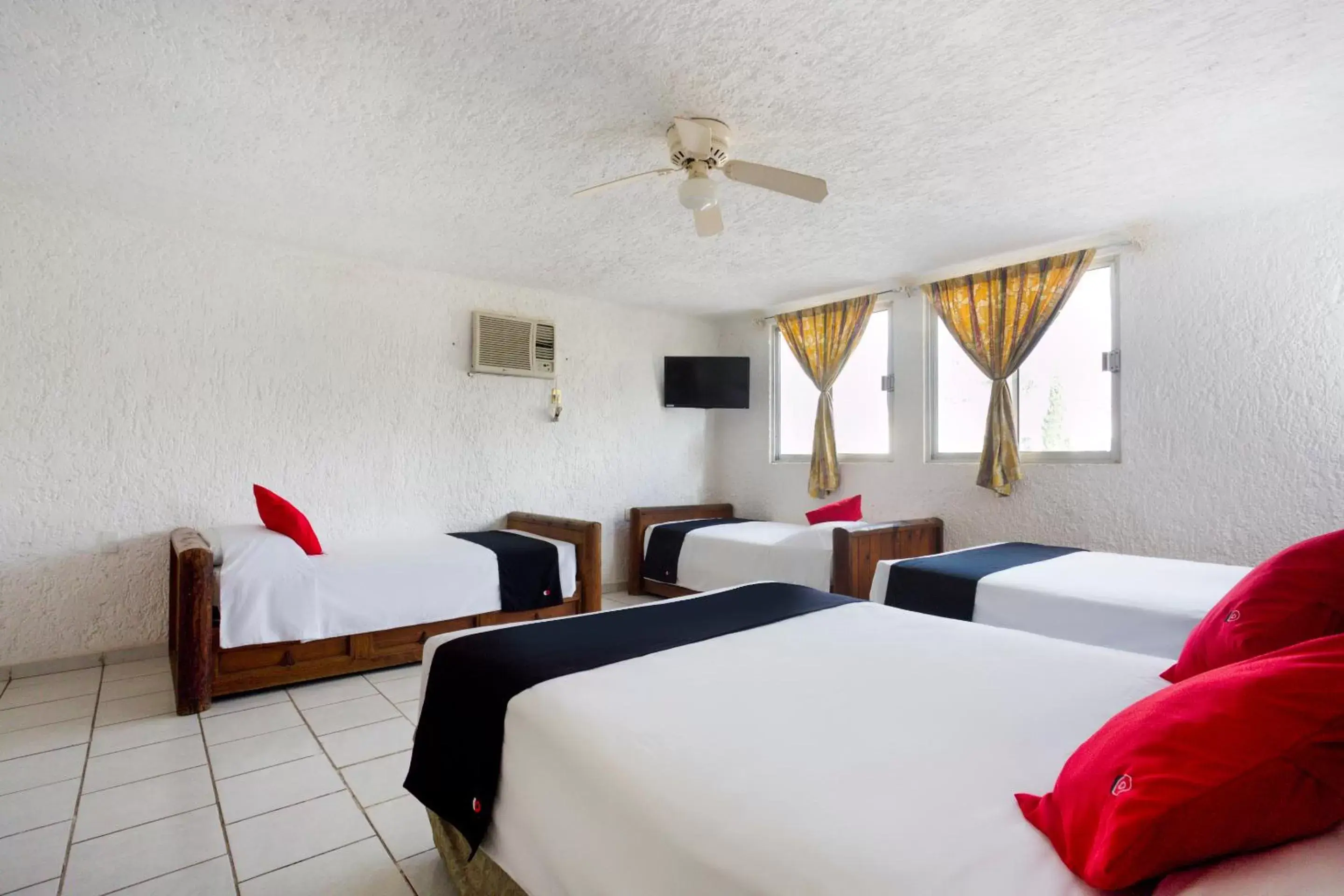 Bedroom, Bed in Capital O Farallon Inn, Cancún