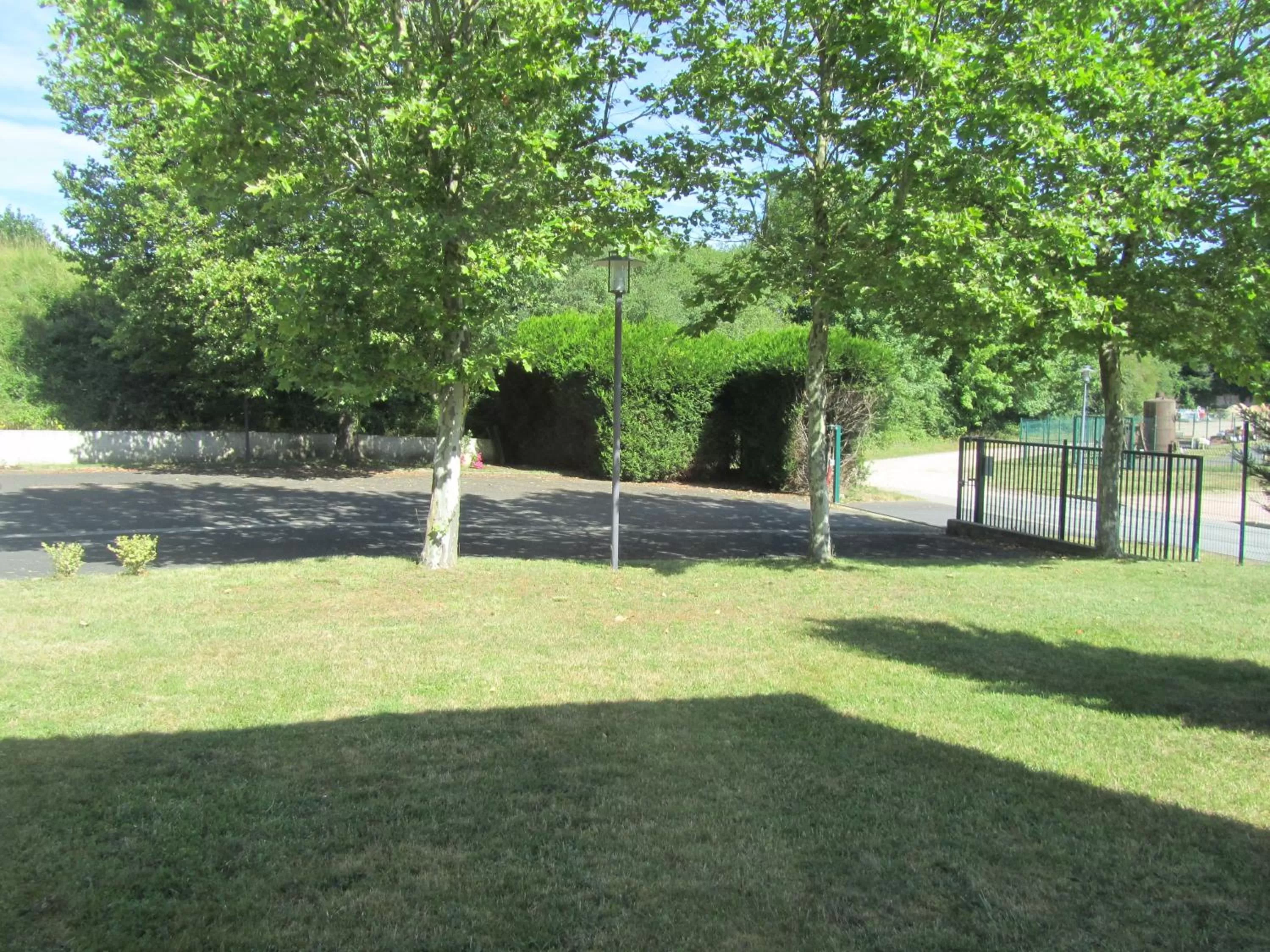 Garden view in Hôtel - Restaurant Le Saint Joseph