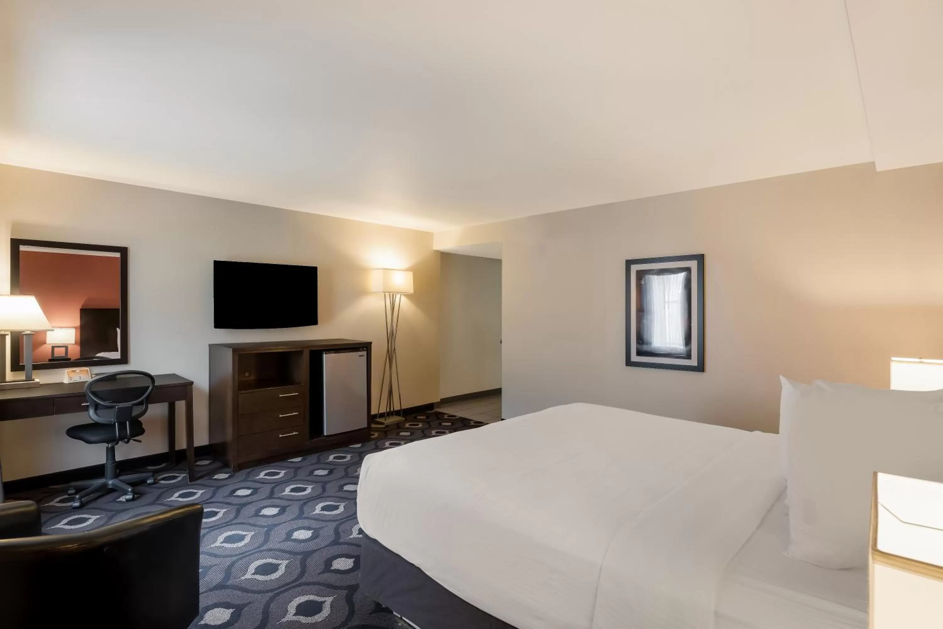 Communal lounge/ TV room, Bed in Grand Z Hotel Casino by Red Lion Hotels