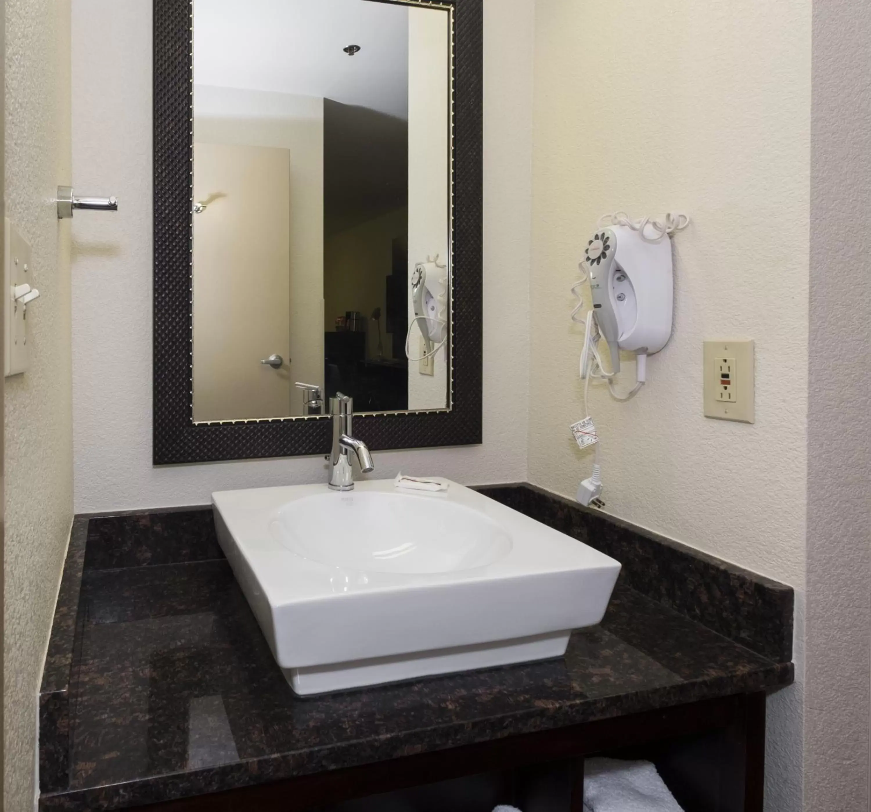 Bathroom in Red Roof Inn PLUS+ Columbus Downtown - Convention Center