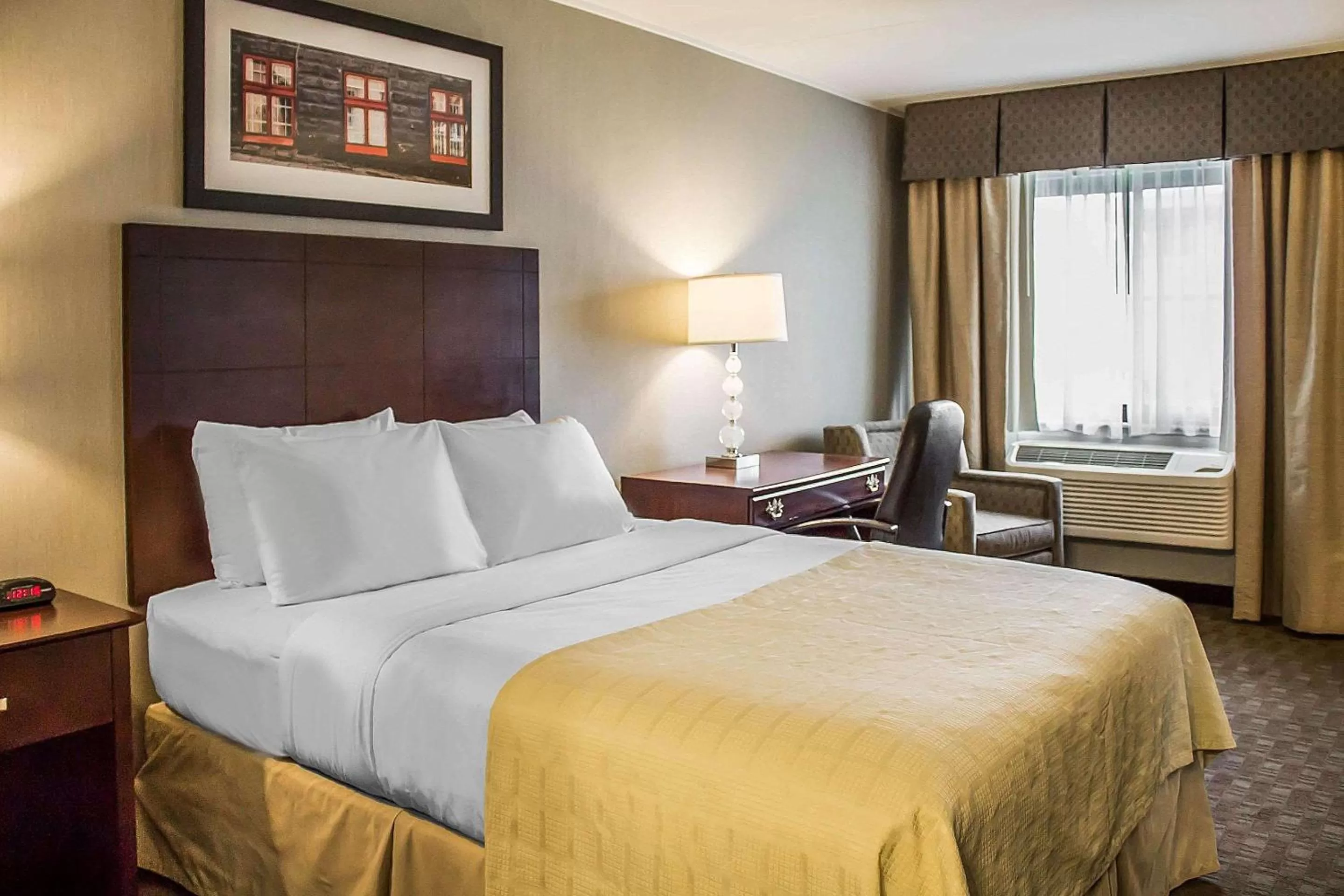 Photo of the whole room, Bed in Quality Inn Cambridge