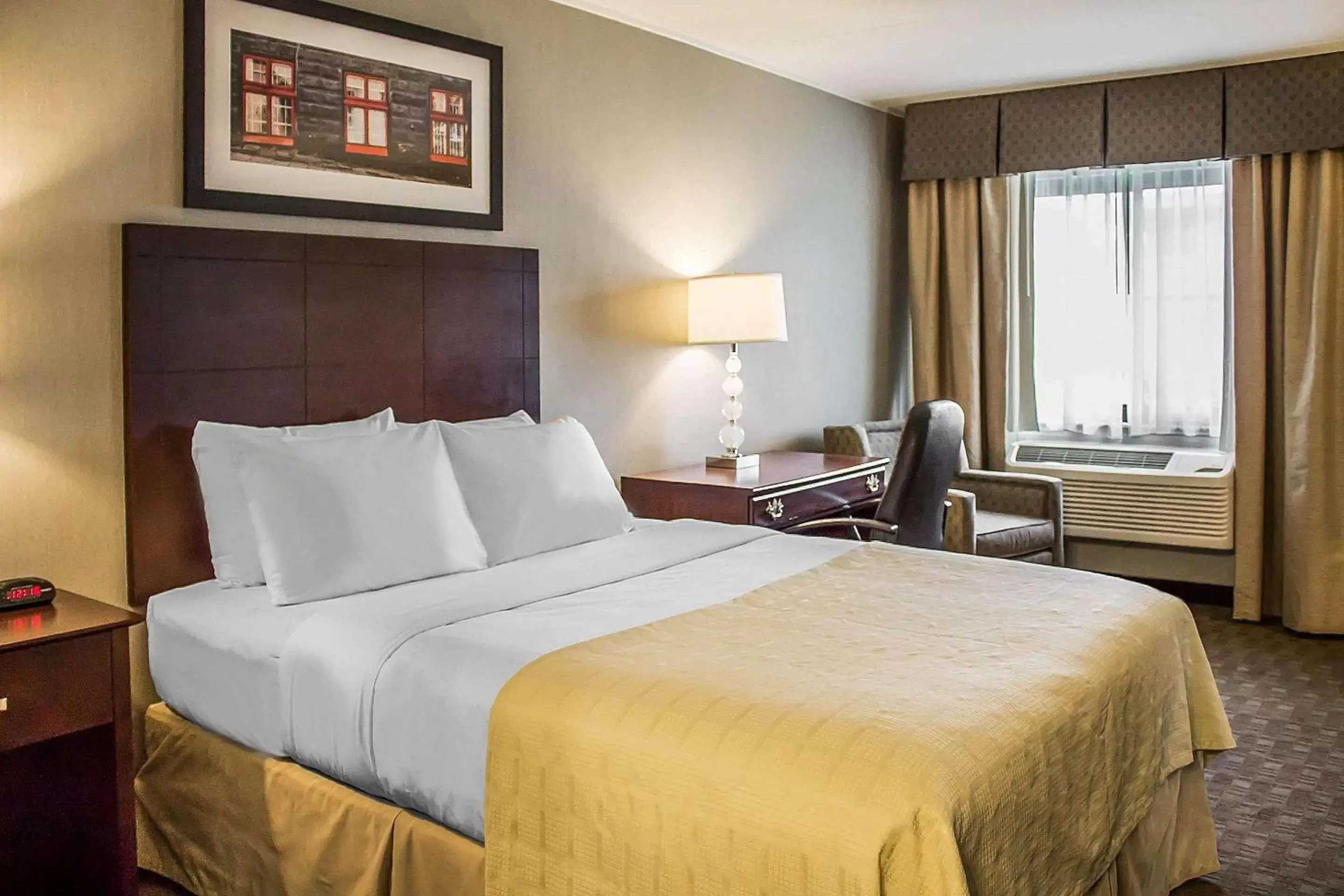 Photo of the whole room, Bed in Quality Inn Cambridge Photo of the whole room, Bed in Quality Inn Cambridge