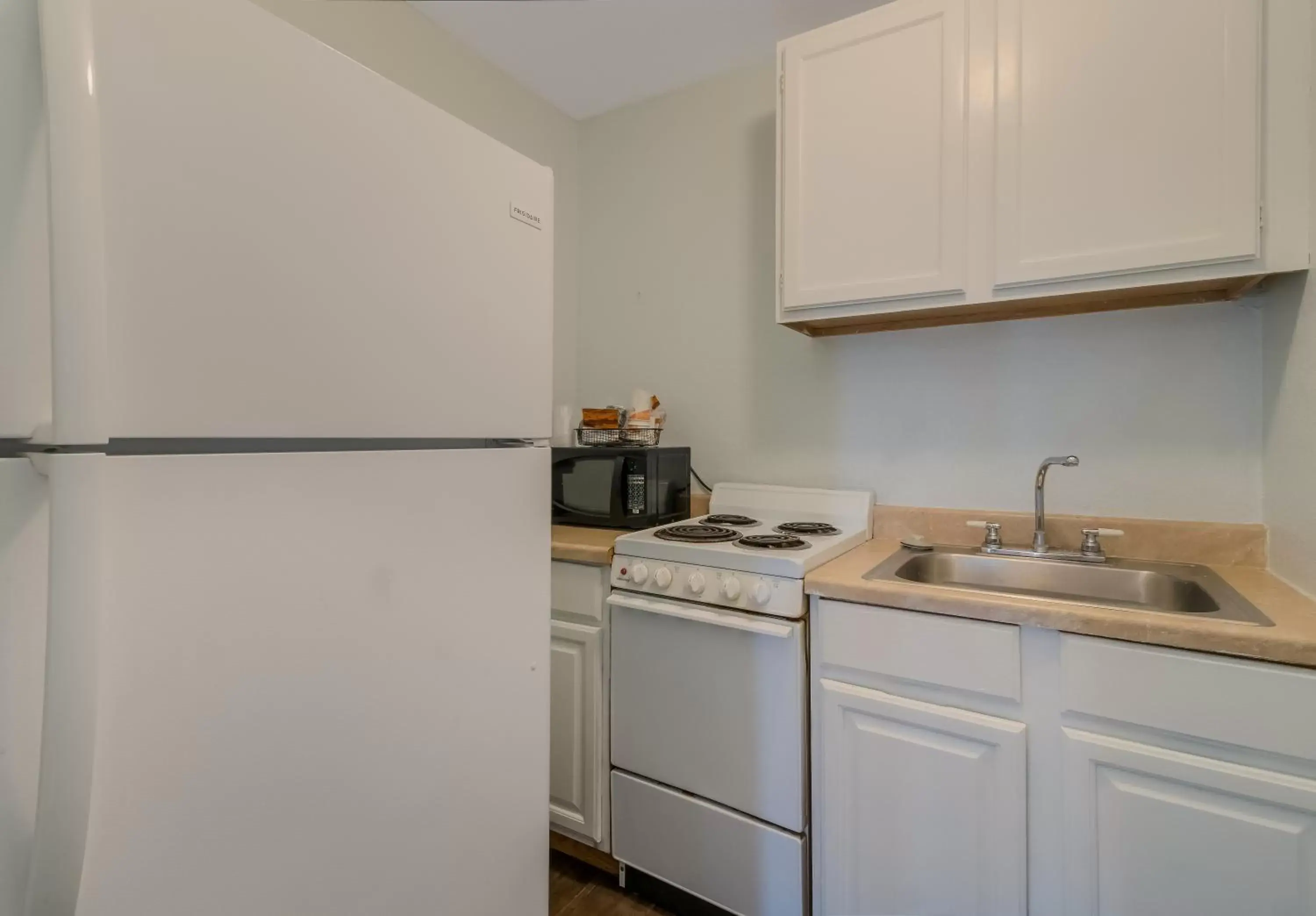 Kitchen/Kitchenette in Econo Lodge Inn & Suites Fulton - Rockport