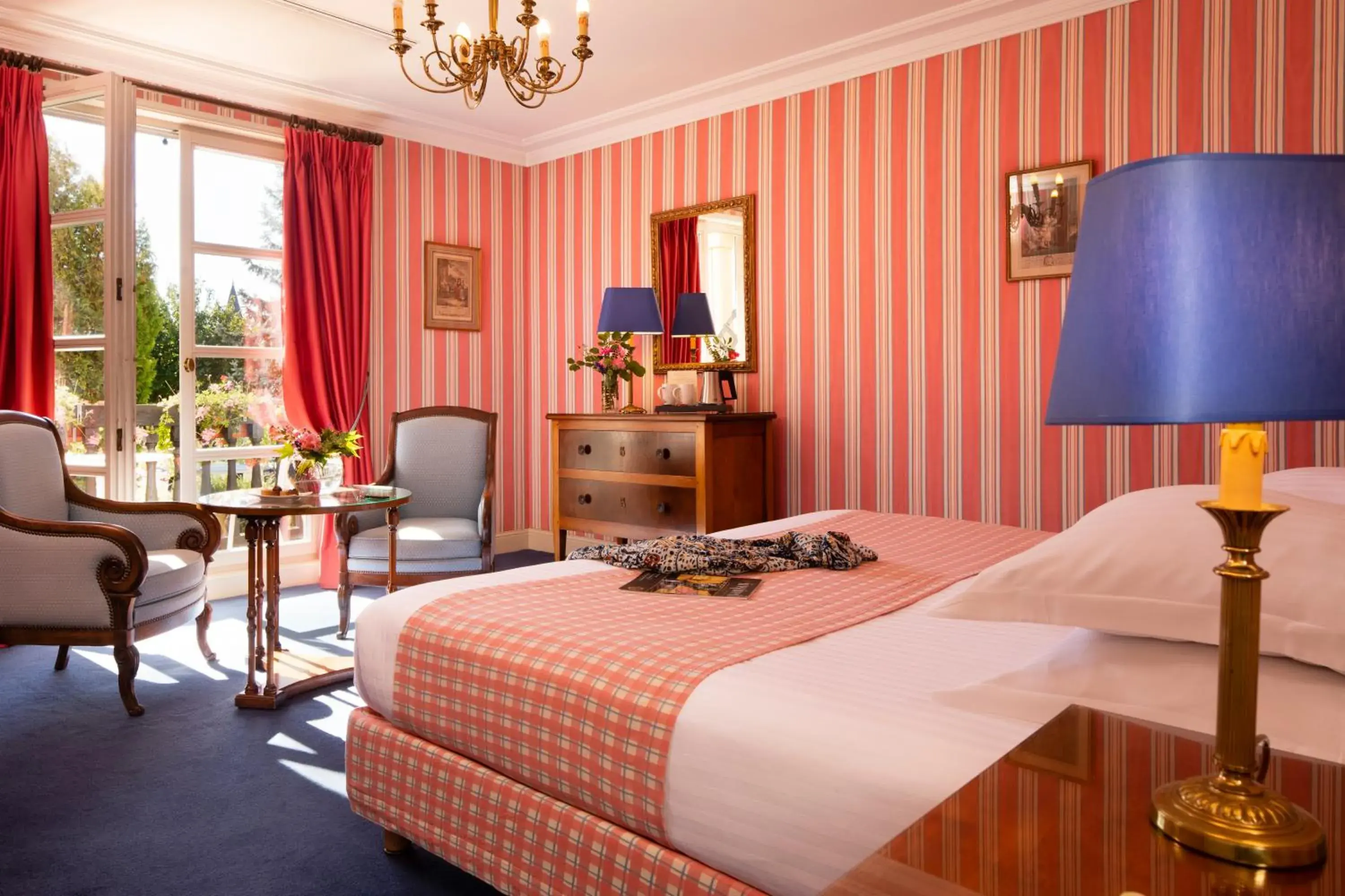 Photo of the whole room, Bed in Hôtel & Spa Château de l'ile