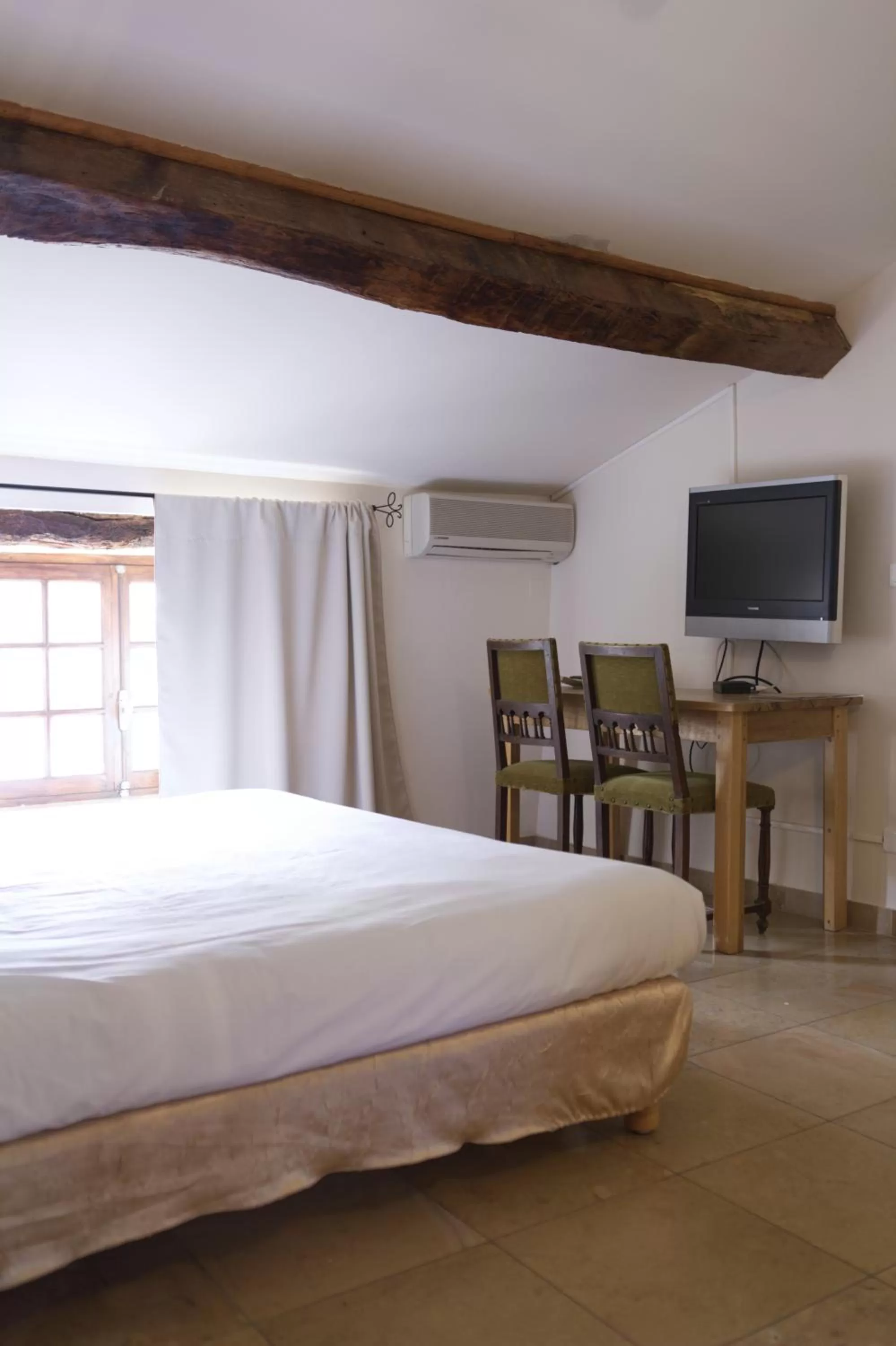 Bed in Hôtel la Fête en Provence