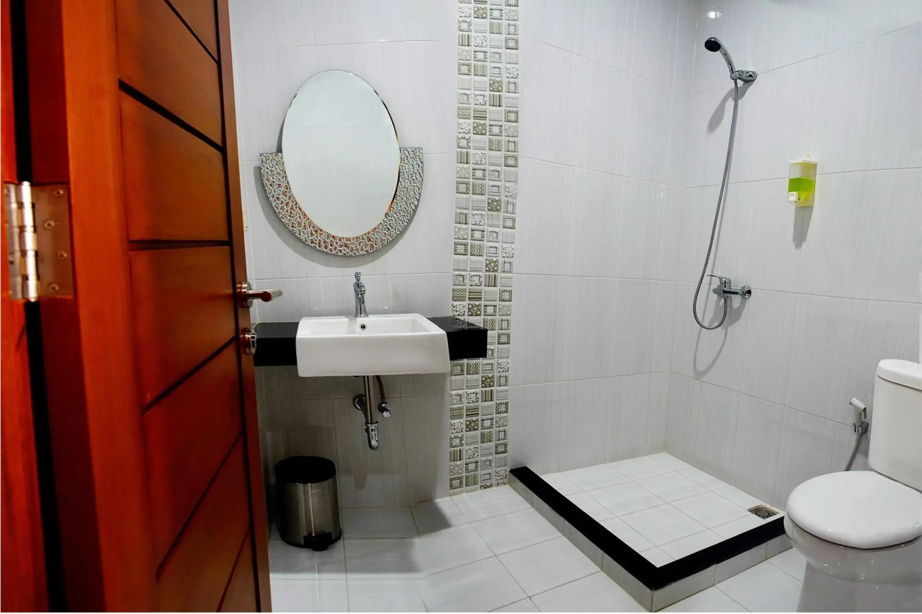 Shower, Bathroom in Hotel Permata Hijau Sukabumi