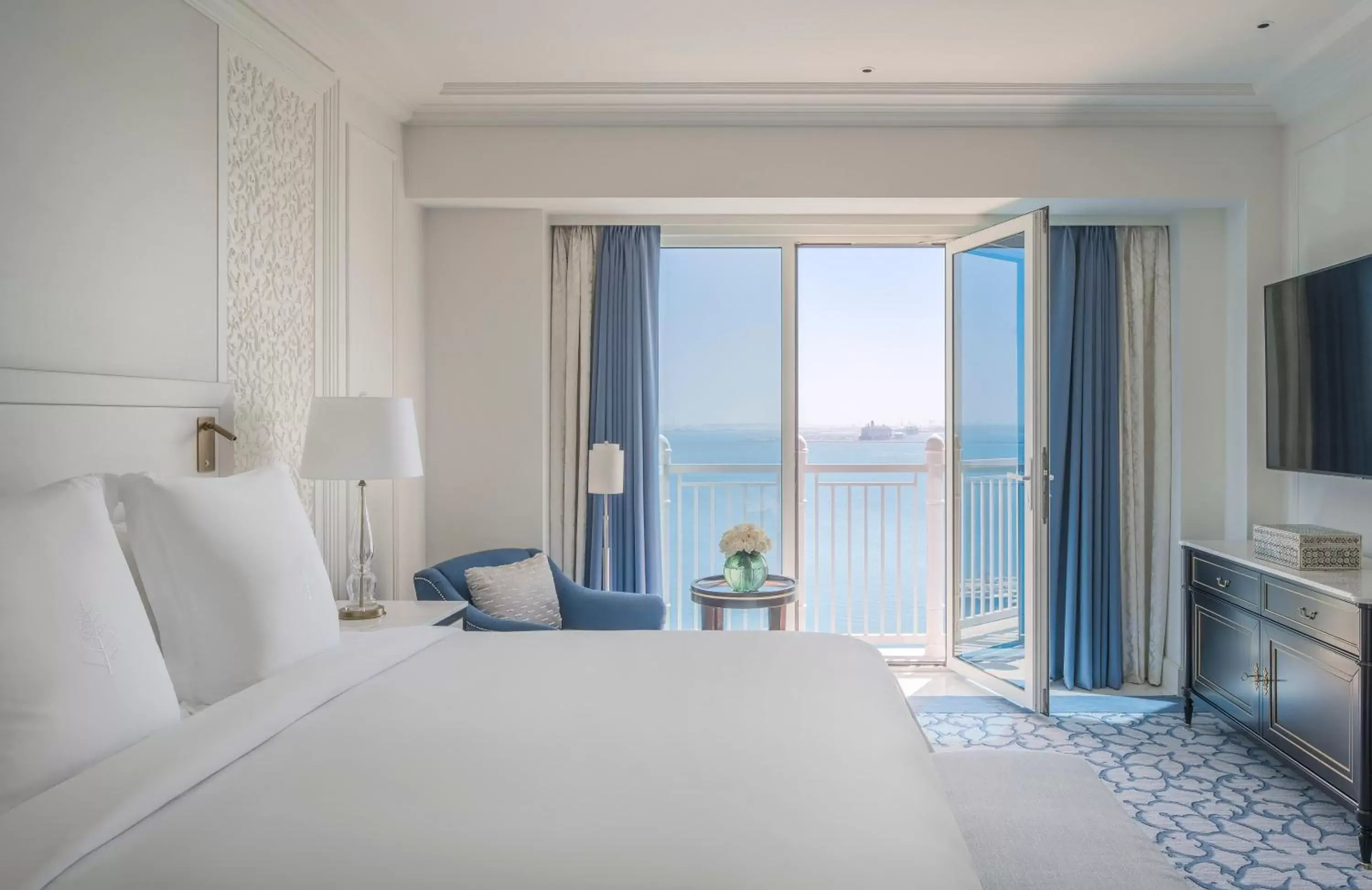Bedroom, Bed in Four Seasons Hotel Doha