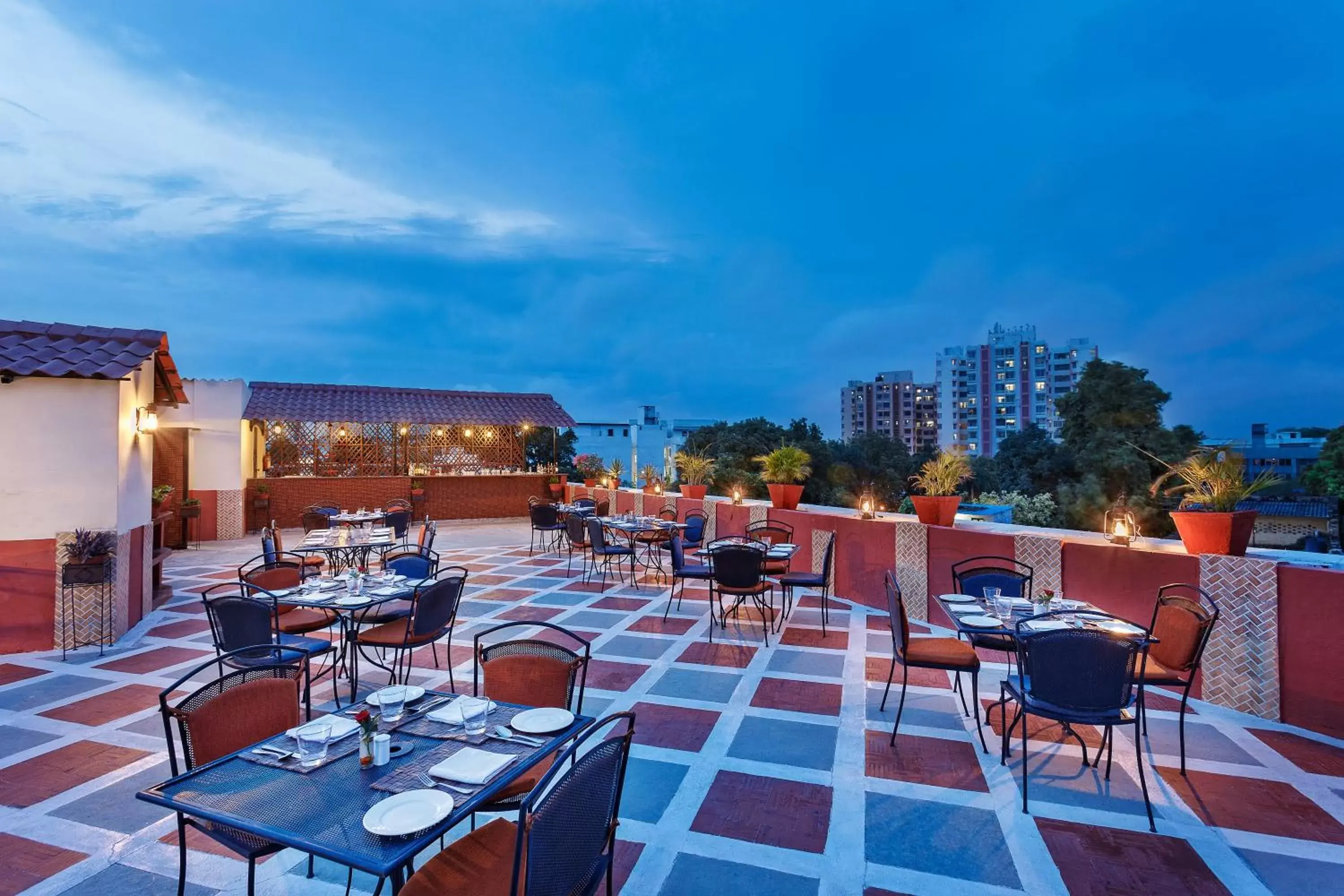 Balcony/Terrace, Restaurant/Places to Eat in La Place Sarovar Portico