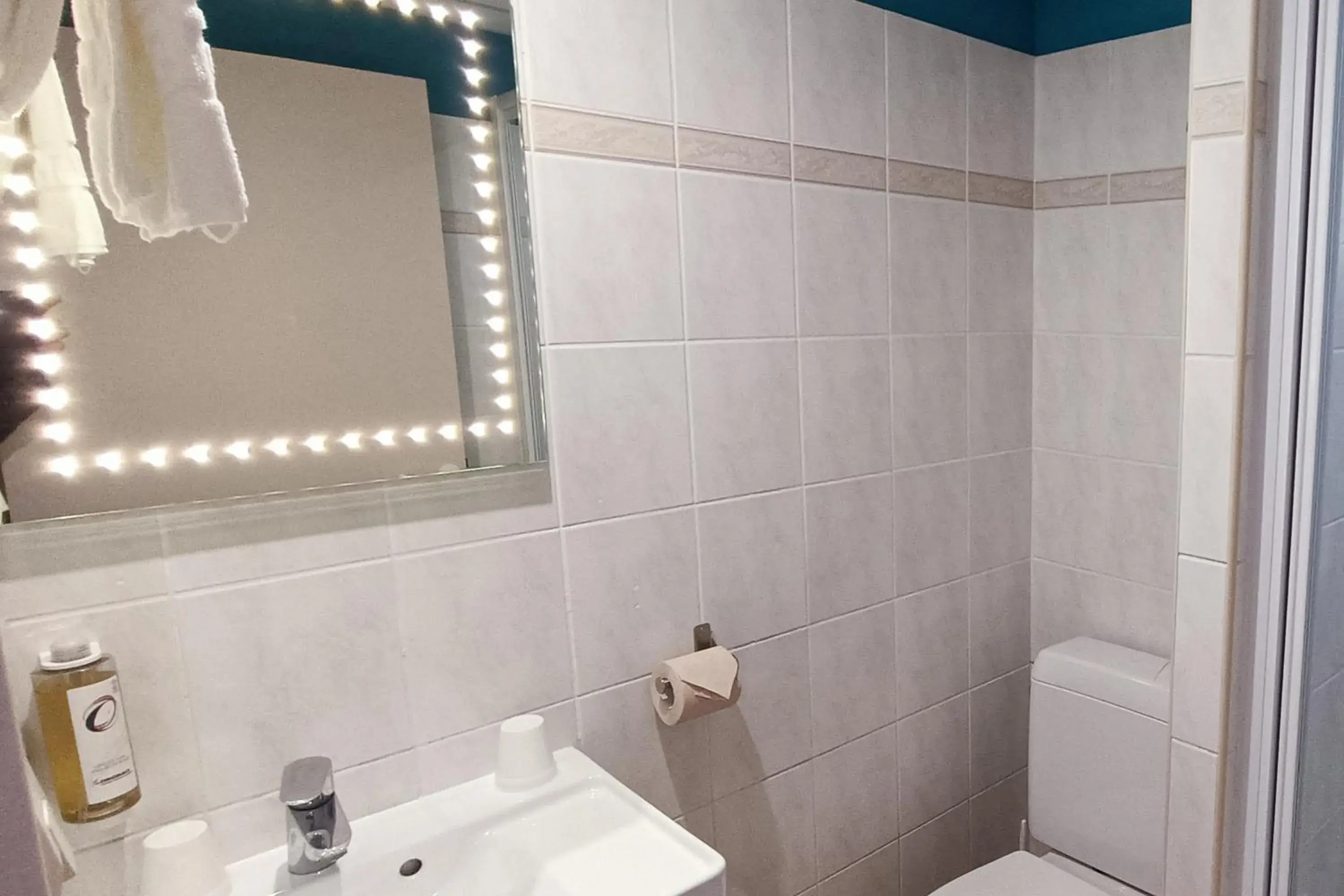 Shower, Bathroom in The Originals Access, Hotel les Iris, Berck-sur-Mer (P'tit Dej-Hotel)
