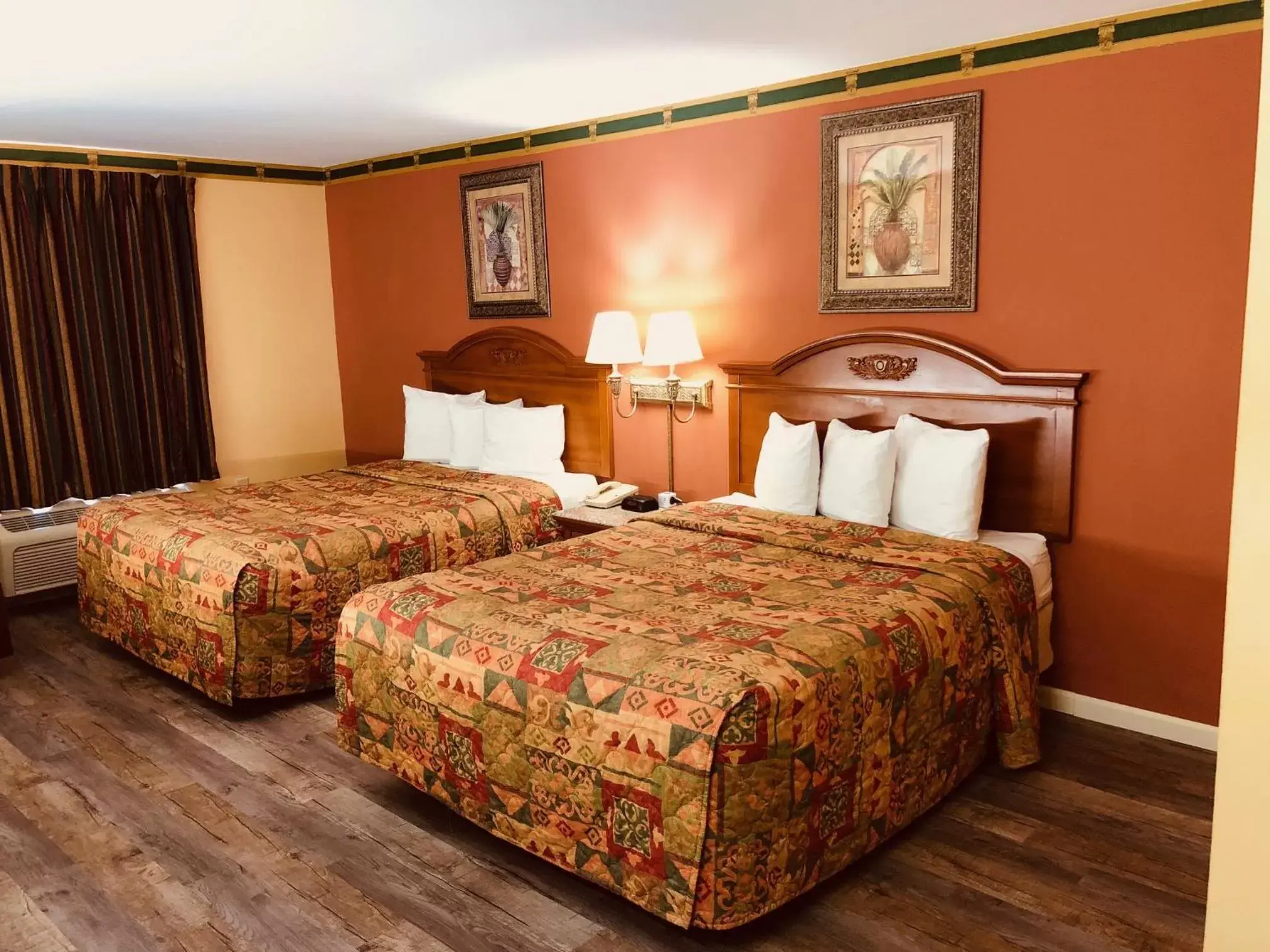 Bed in Mountain inn & suites - Dunlap TN