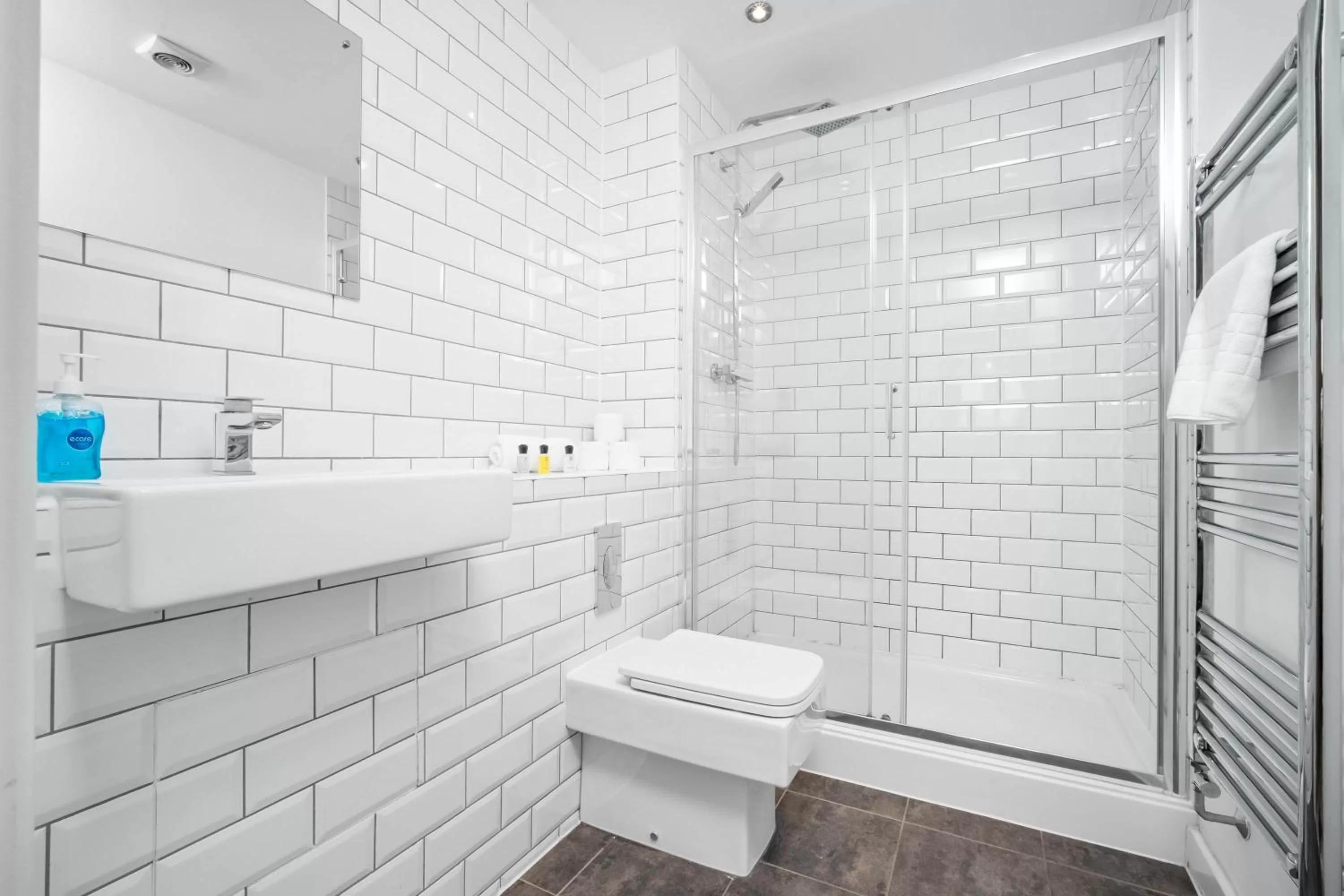 Shower, Bathroom in Onyx O2 Arena Brindley Place Broad Street Large Spacious Apartment