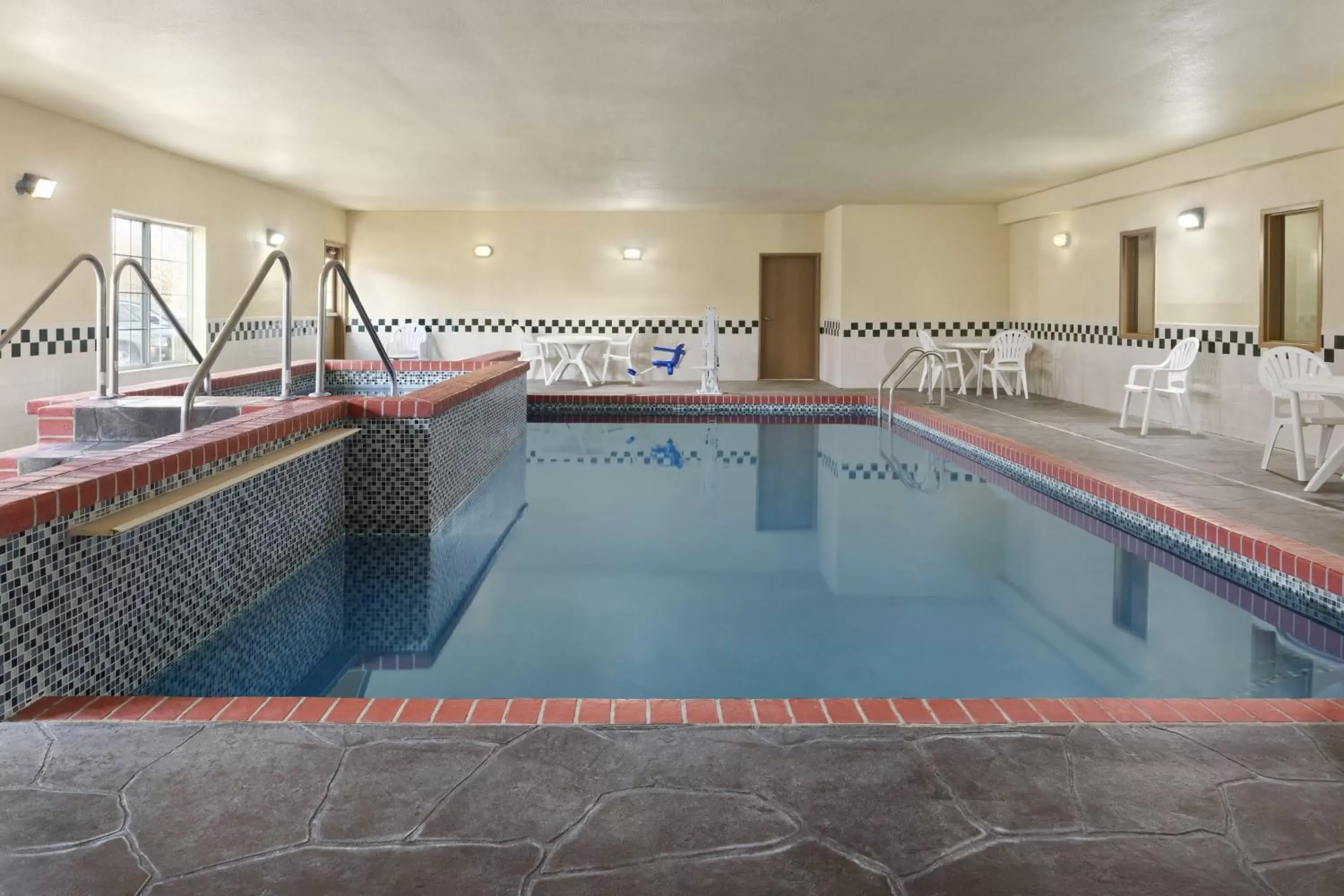 Swimming Pool in Country Inn & Suites by Radisson, Topeka West, KS