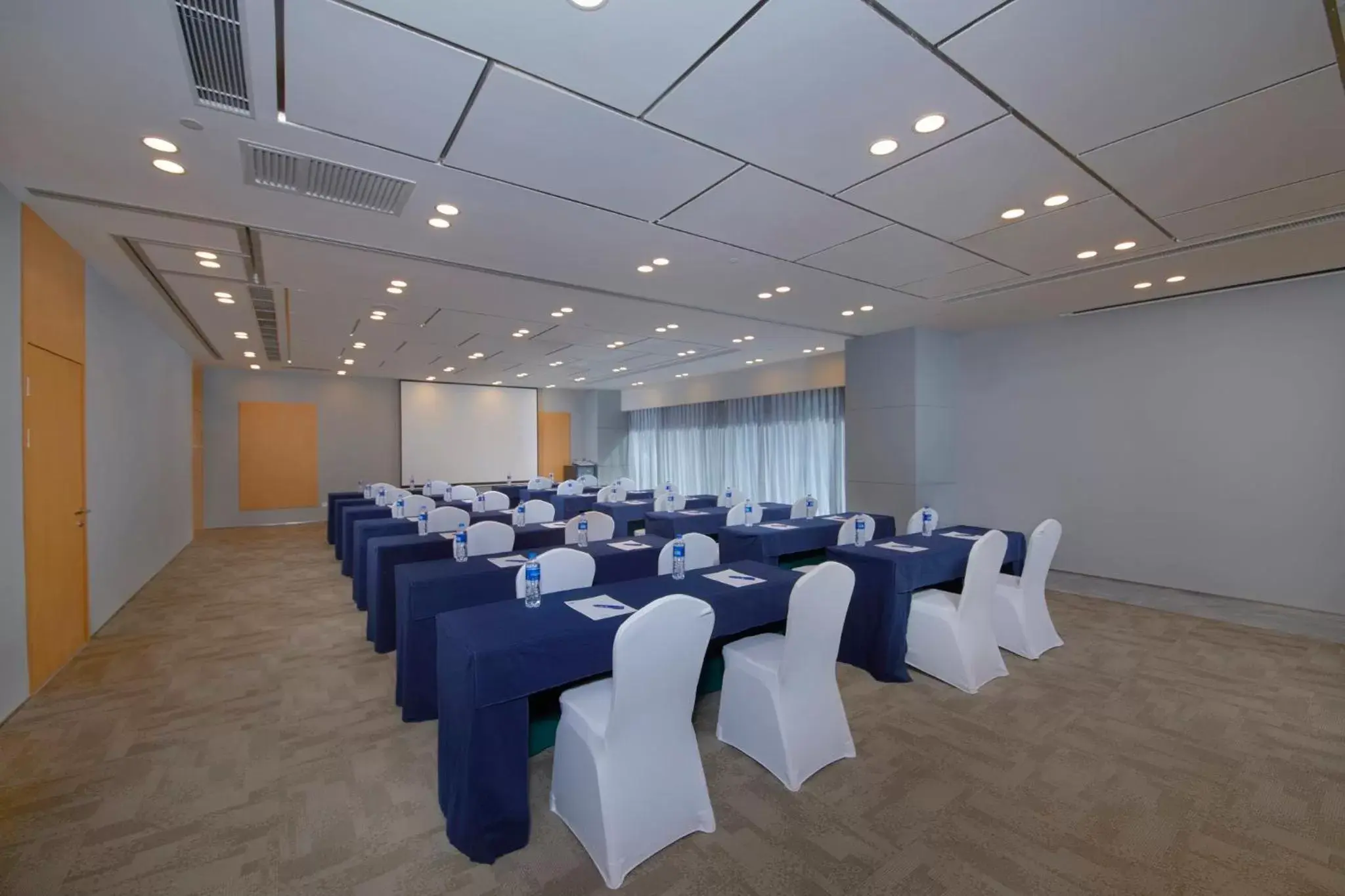 Meeting/conference room in Holiday Inn Express Zhengzhou Zhengdong, an IHG Hotel