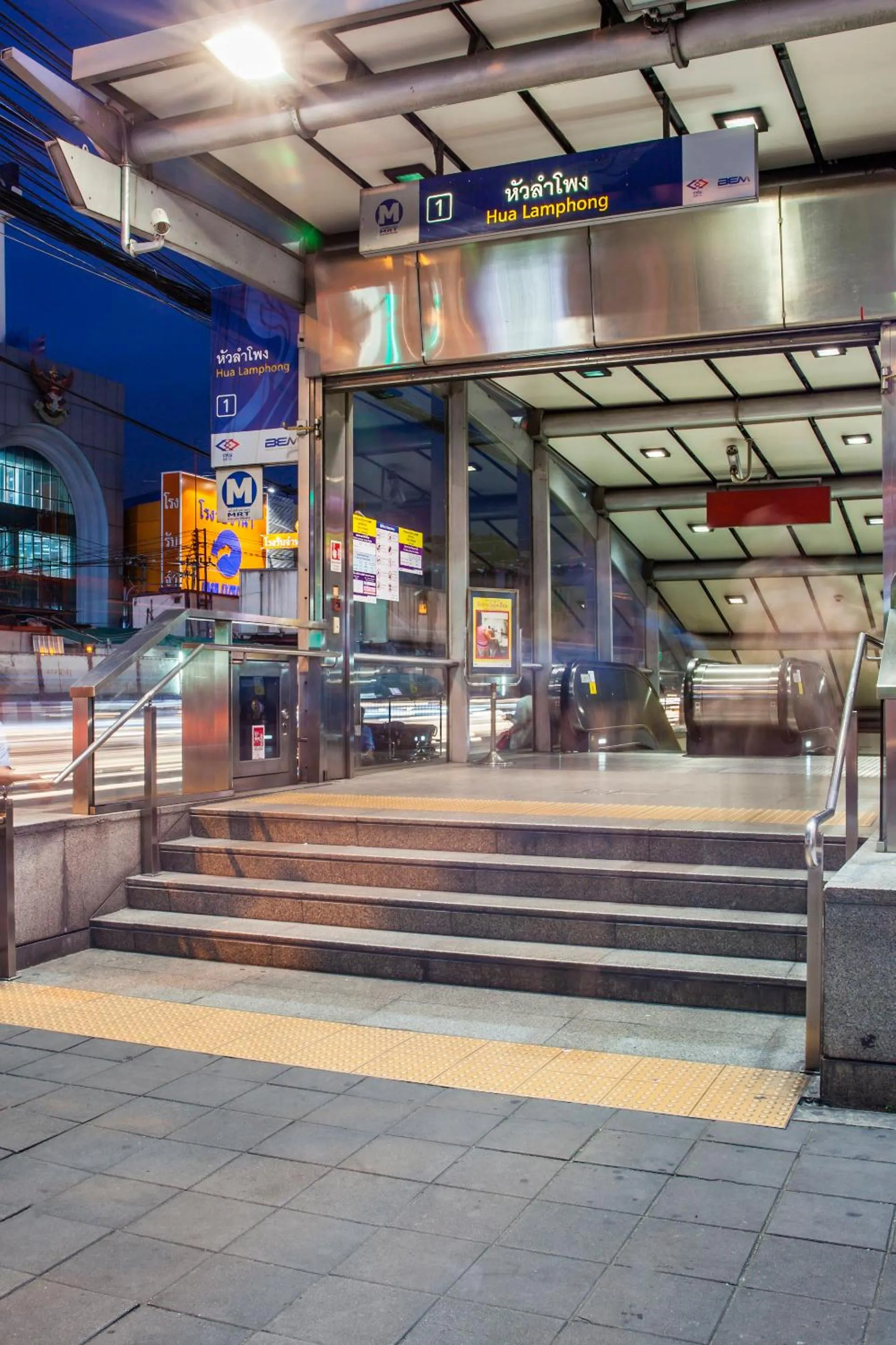 Nearby landmark in At Hua Lamphong Hotel