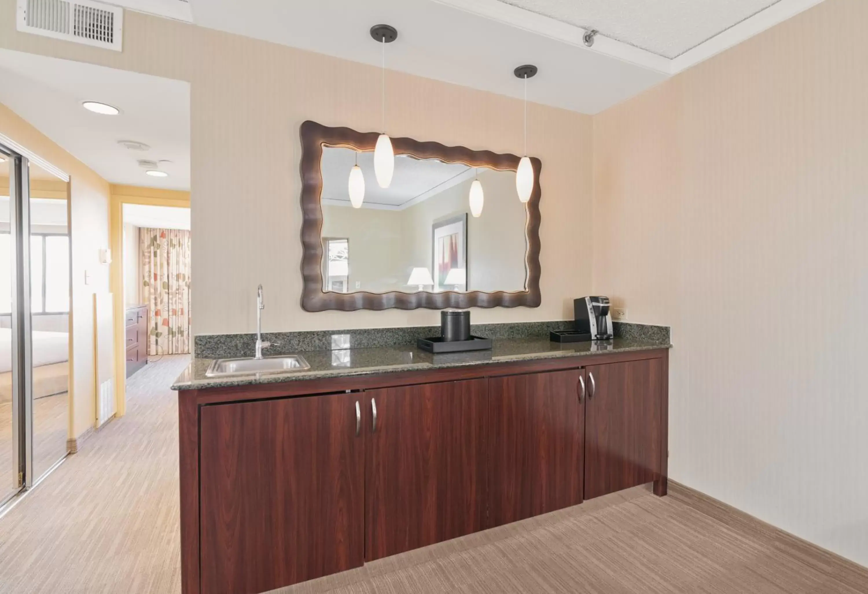 Kitchen or kitchenette, Bathroom in Harmony Suites Secaucus Meadowlands