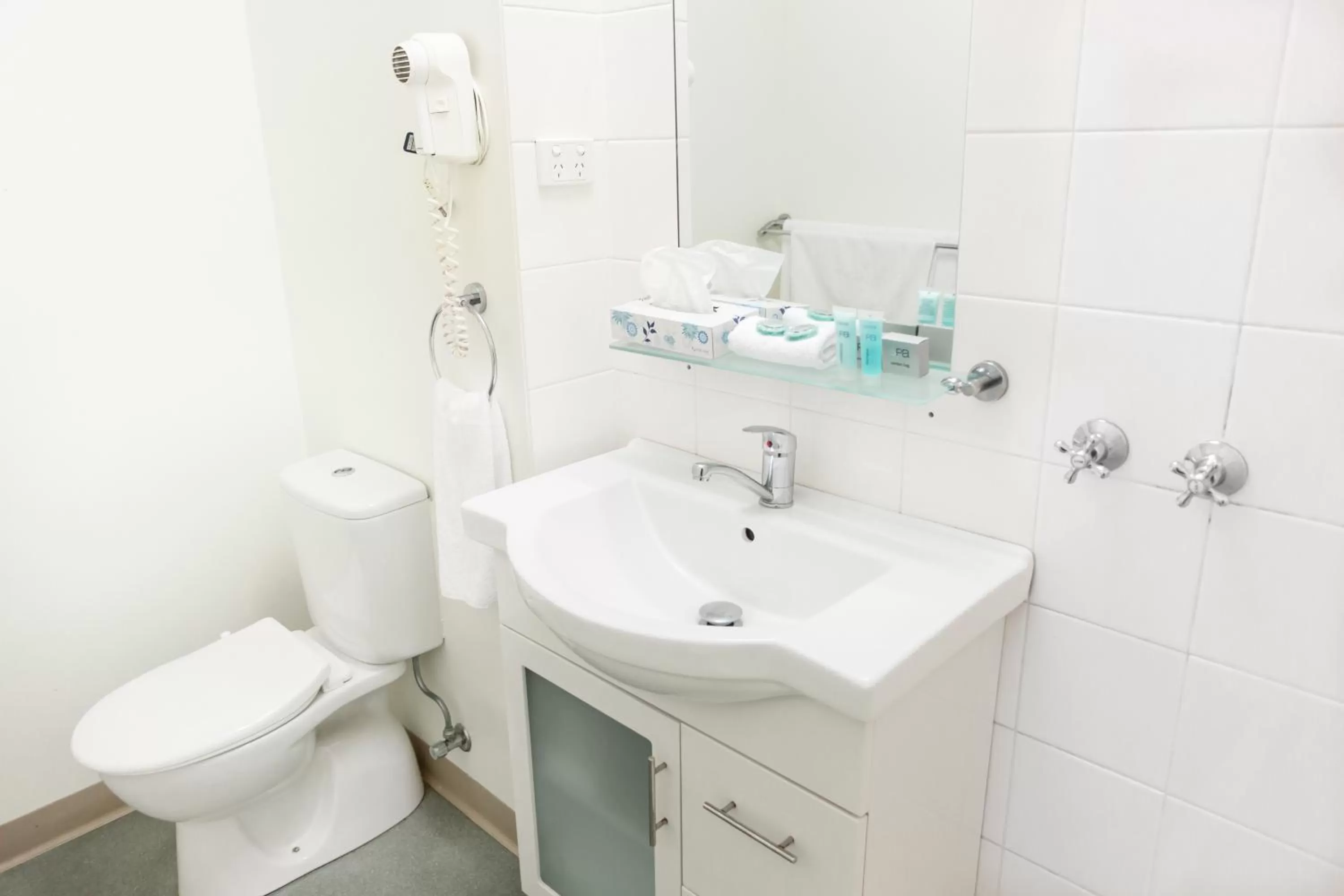 Toilet in Shoreline Hotel