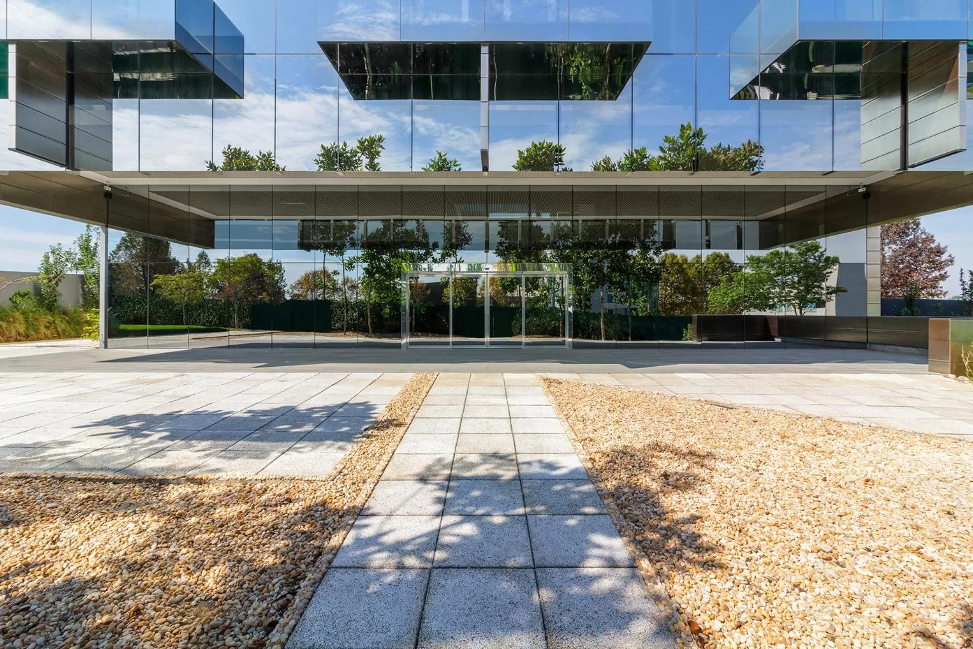 Facade/entrance in Suryaa Hotel Pinhais, Curio Collection by Hilton