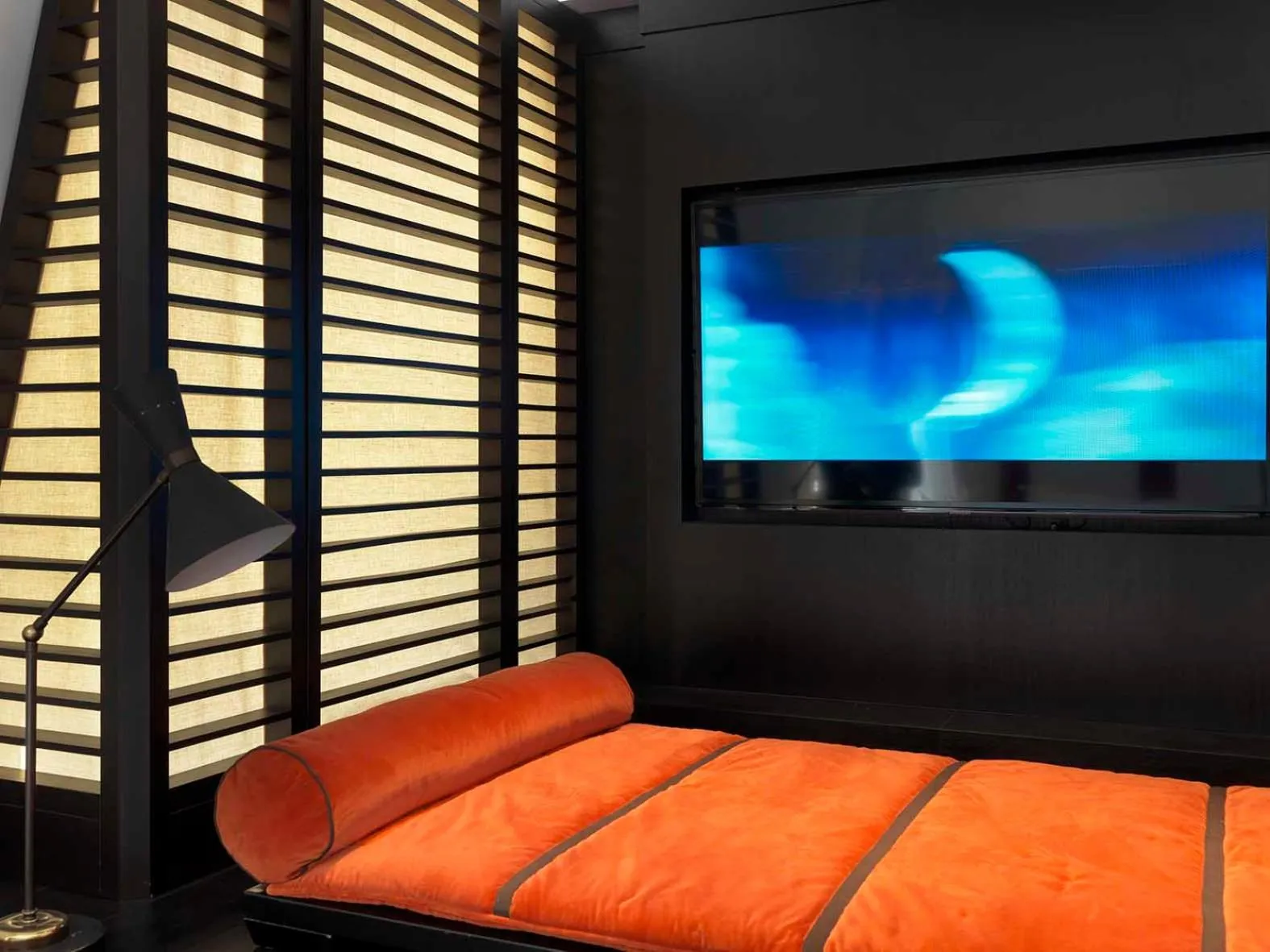 TV and multimedia in MARQUIS Faubourg Saint-Honoré - Small Luxury hotels of the World