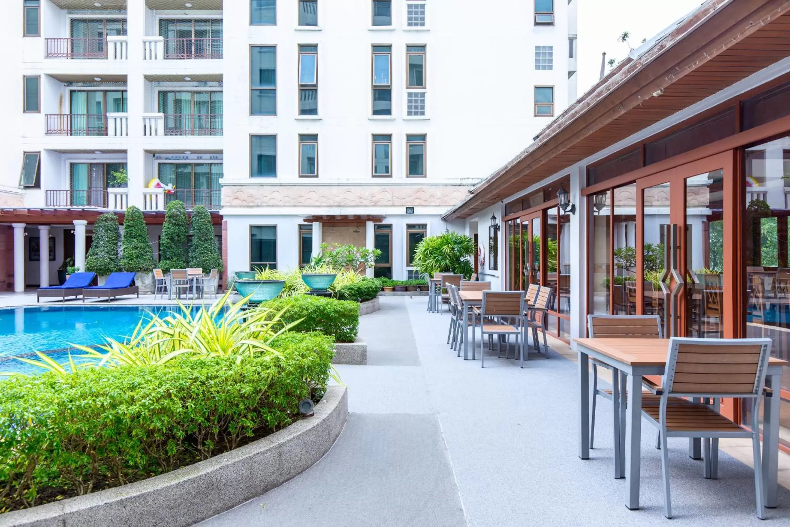 Patio in Lasalle Suites Hotel & Residence