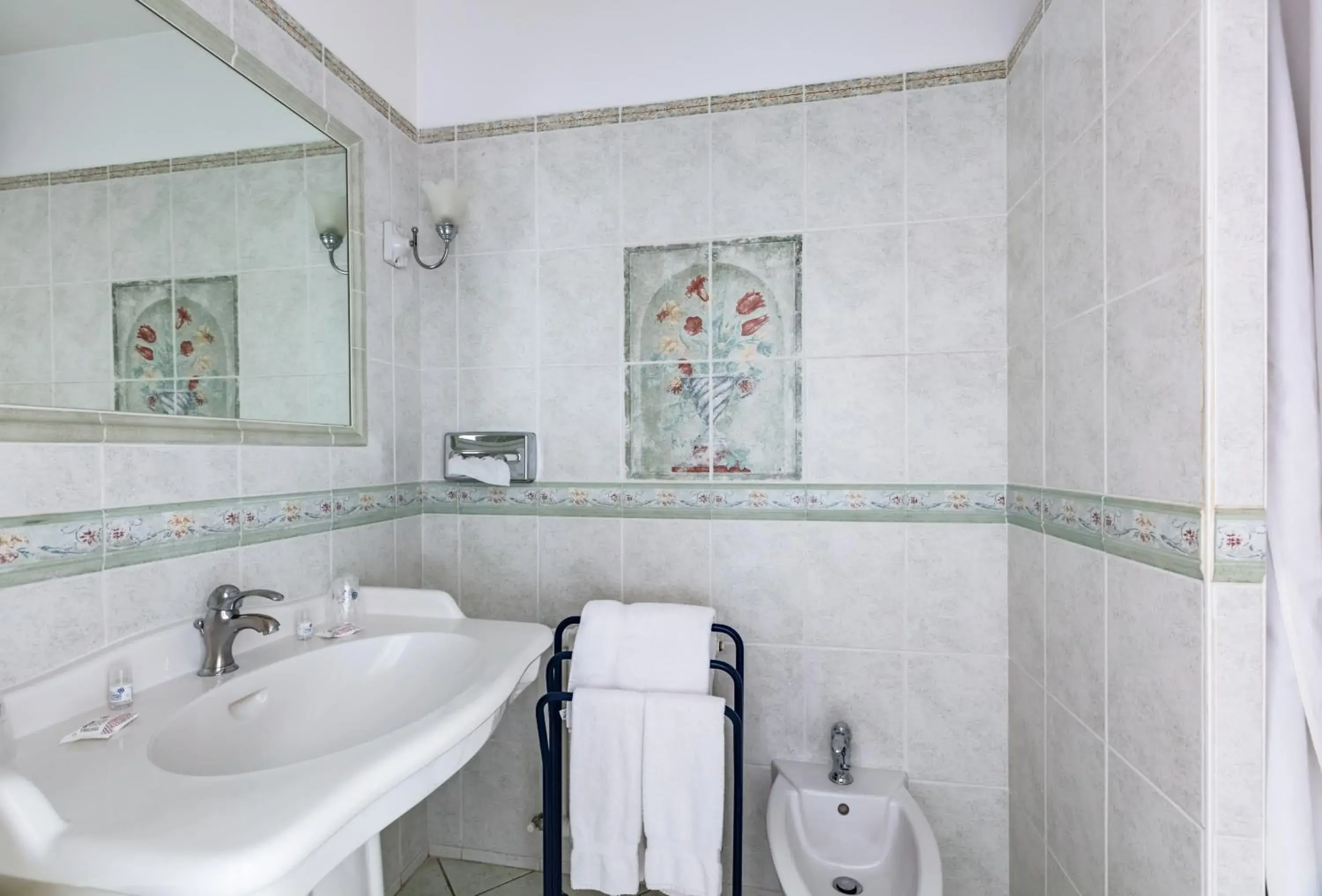 Shower, Bathroom in The Originals Boutique, Hotel Miramar, Royan (Inter-Hotel)