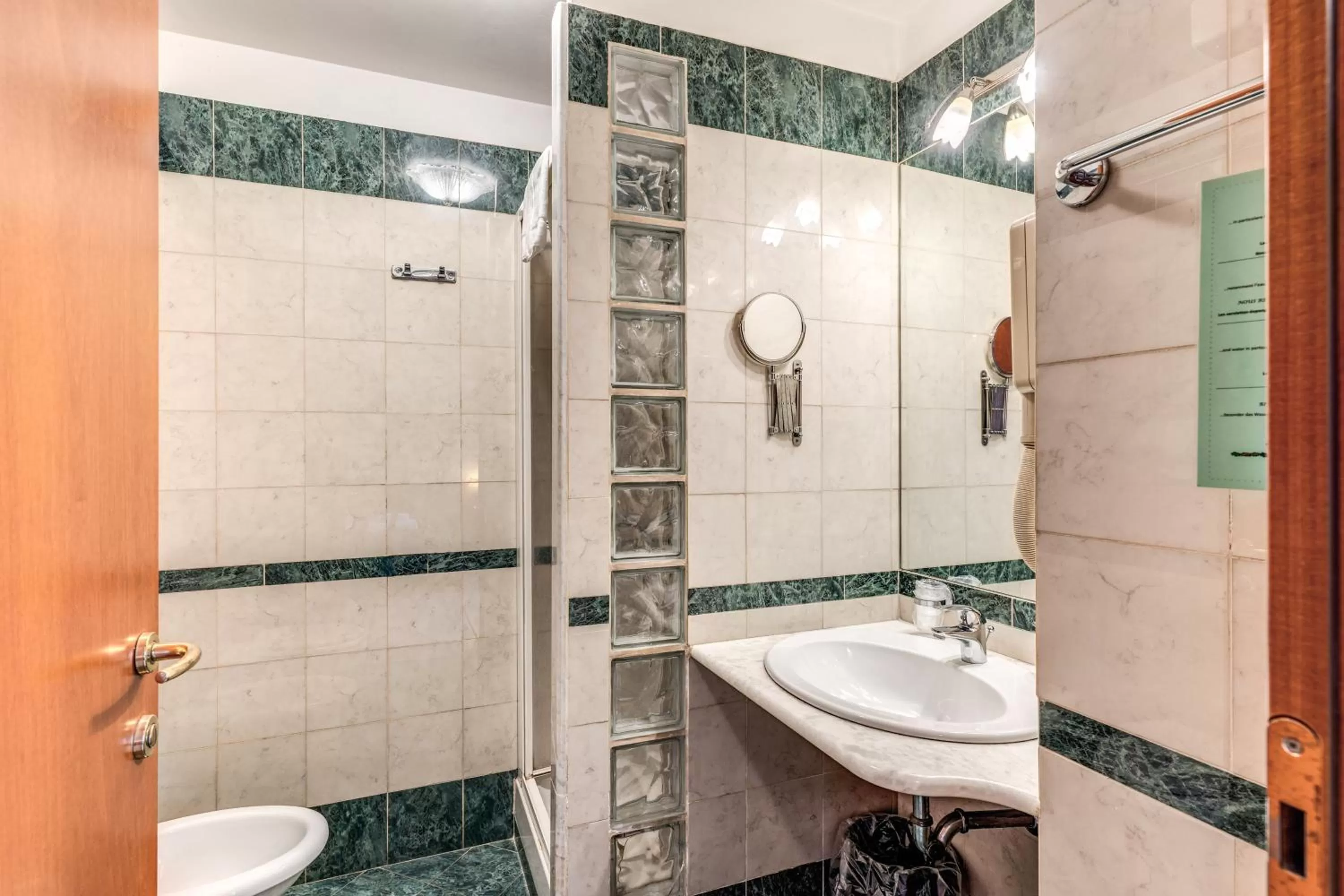 Shower in Hotel Orlanda