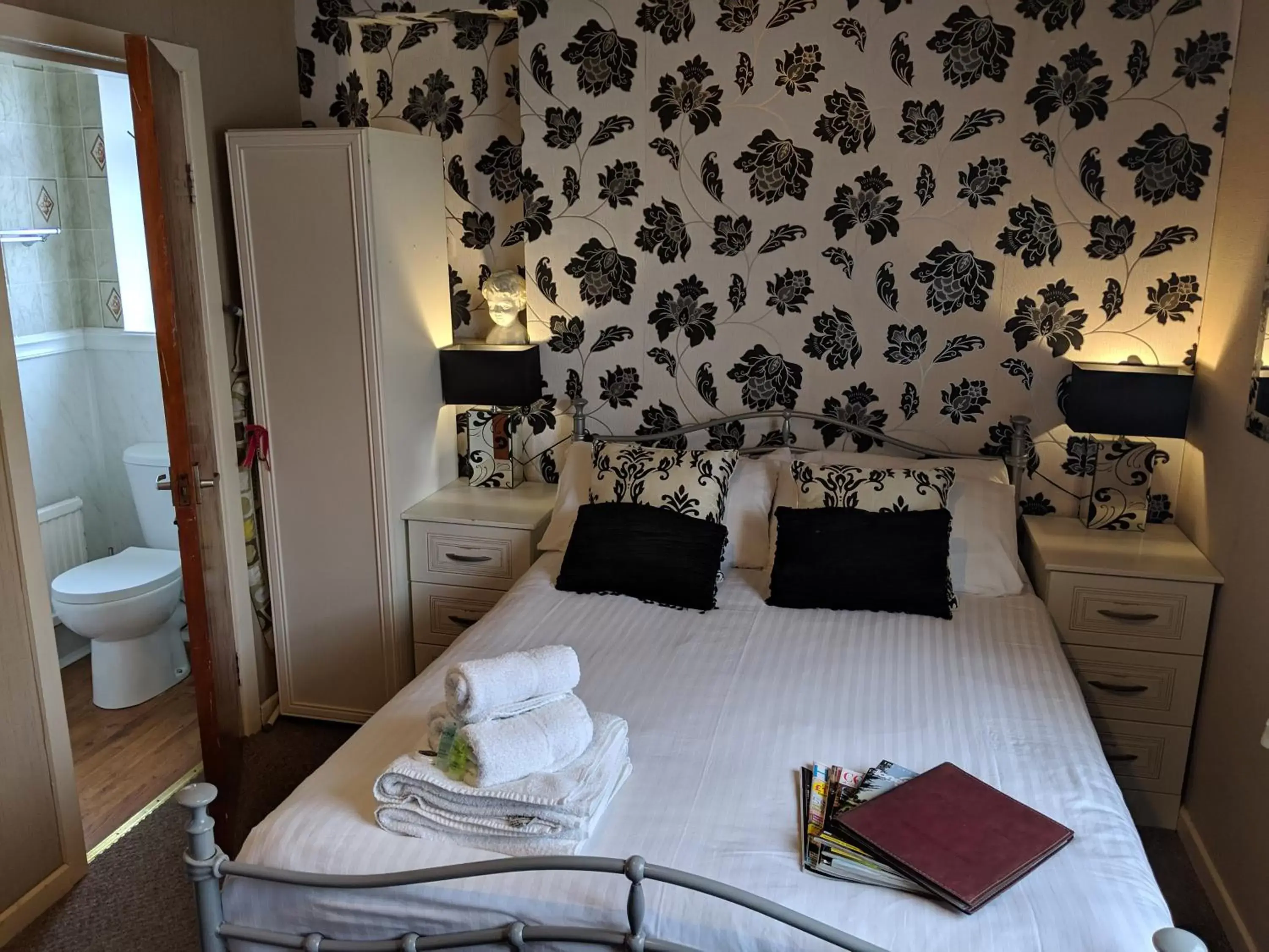 Bedroom, Bed in The New Guilderoy Hotel