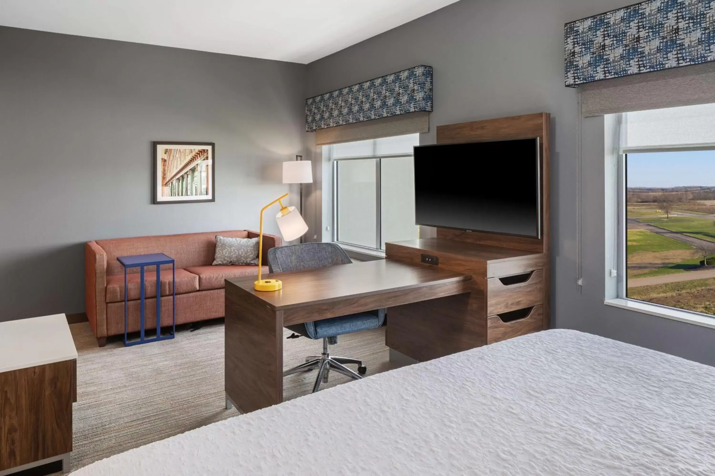 Bedroom, TV/Entertainment Center in Hampton Inn Circleville, Oh