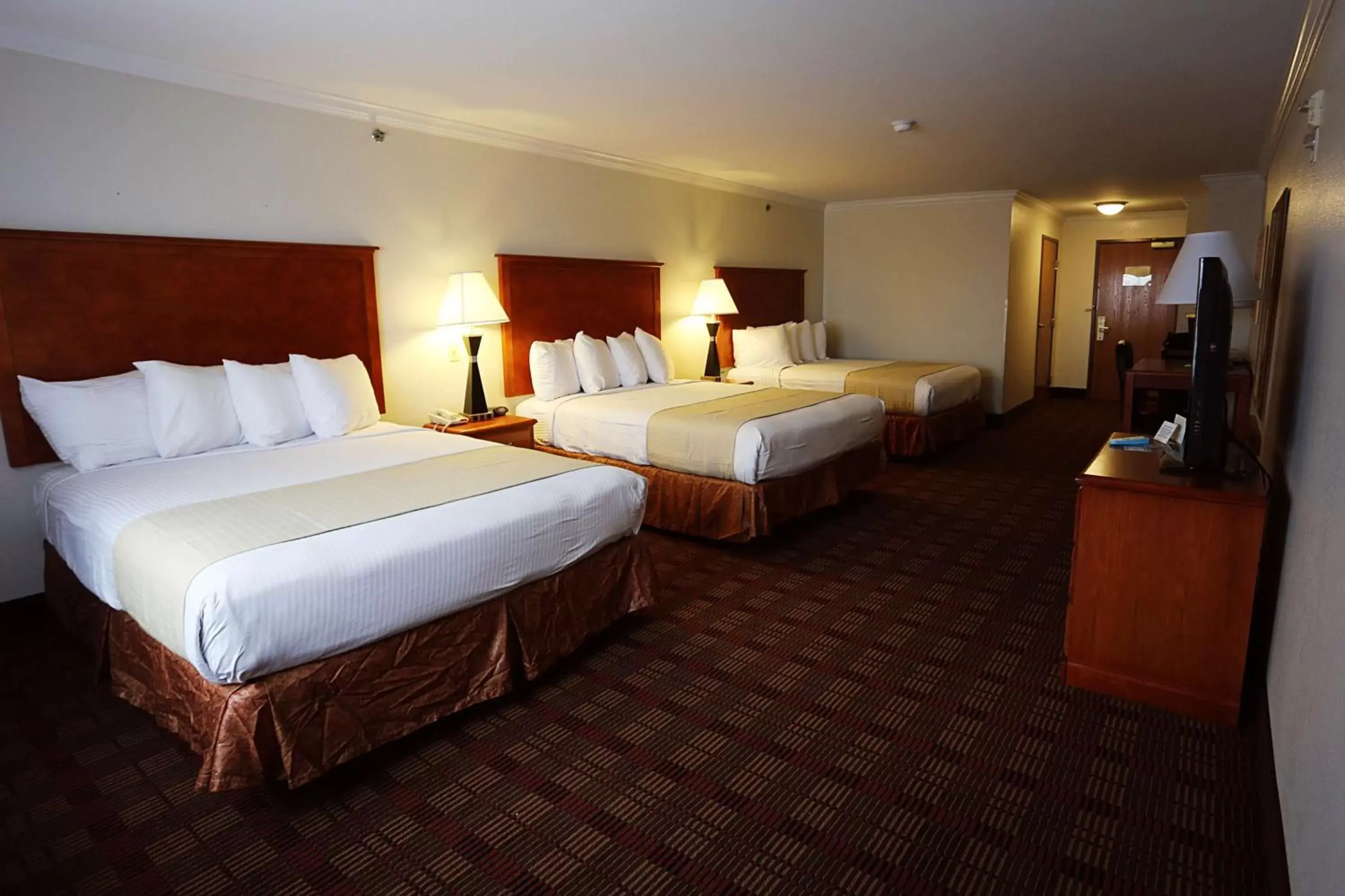 Photo of the whole room, Bed in Best Western Clubhouse Inn & Suites