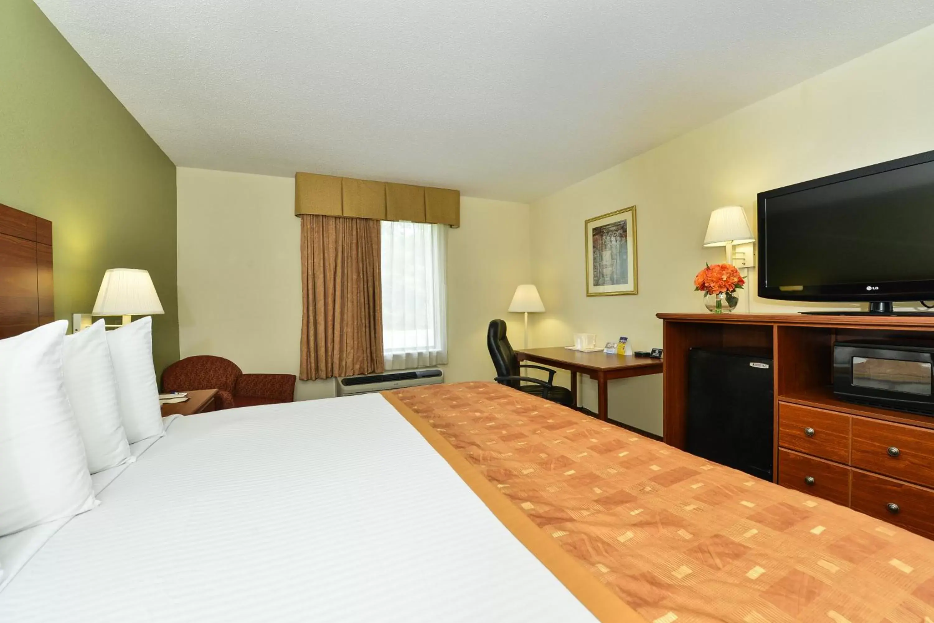 Bed, TV/Entertainment Center in SureStay Plus Hotel by Best Western Wytheville