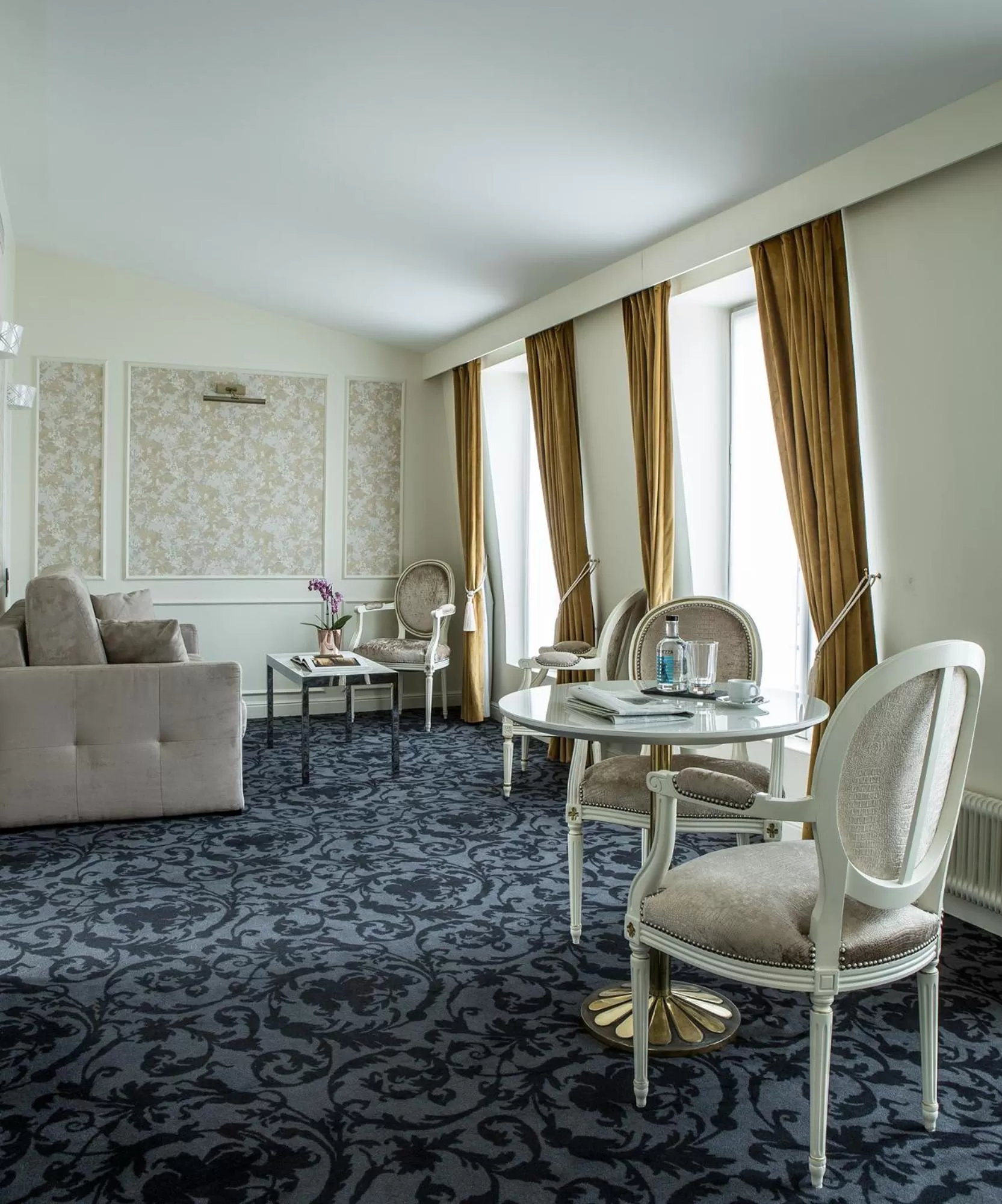 Seating area in Hôtel Saint-Pétersbourg Opéra & Spa