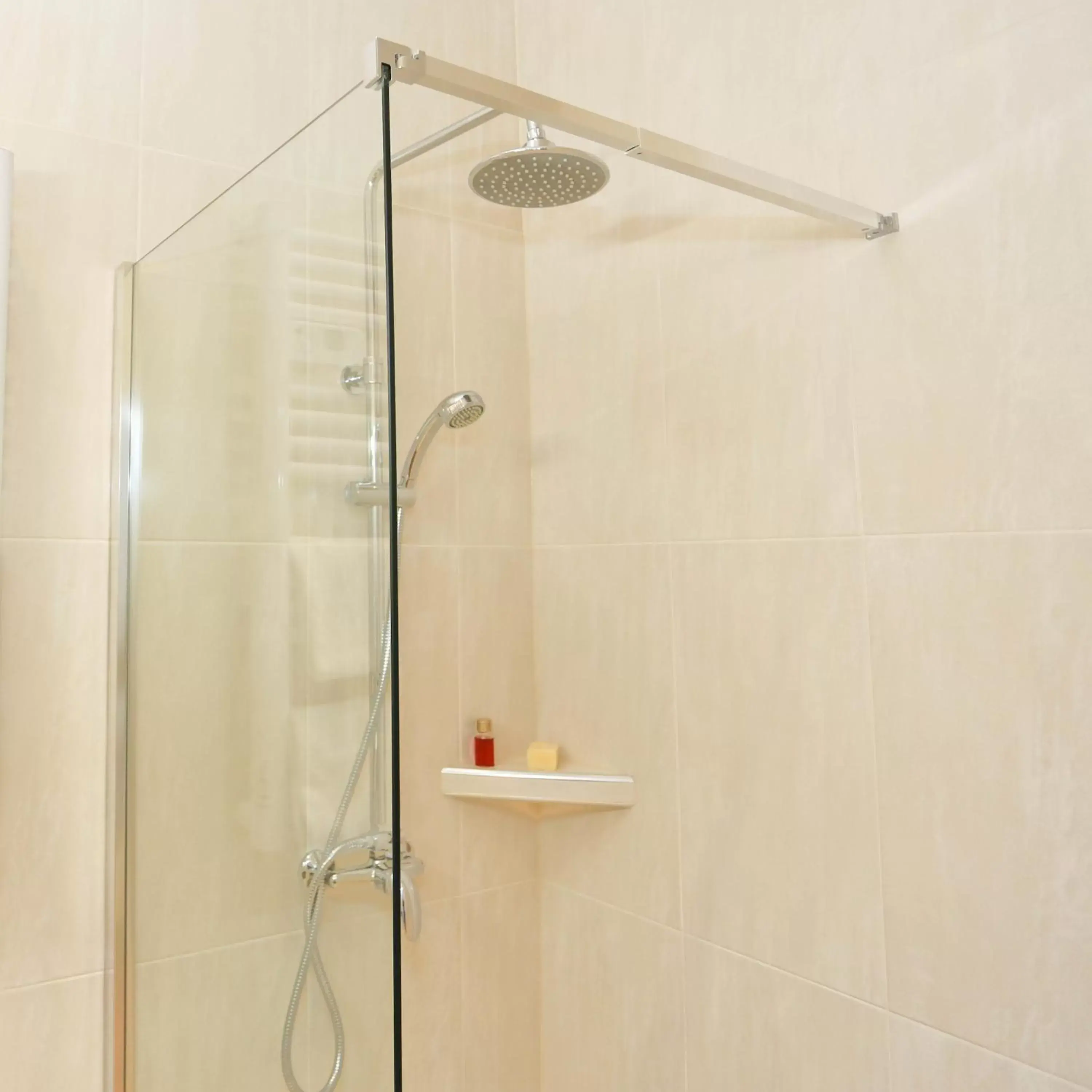 Shower, Bathroom in Hôtel Churchill Bordeaux Centre