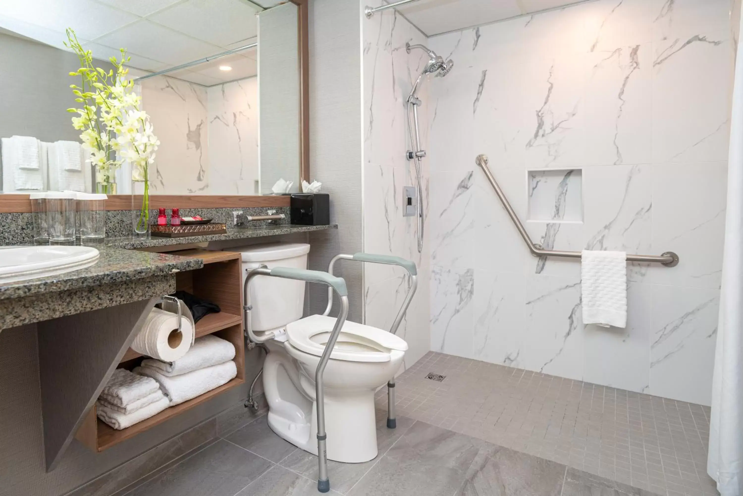 Toilet, Bathroom in Best Western Premier Chateau Granville Hotel & Suites & Conference Centre