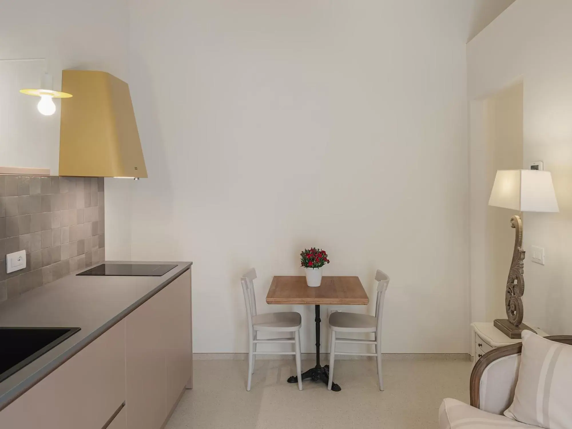 Kitchen or kitchenette, Dining Area in Living u HomeSuites