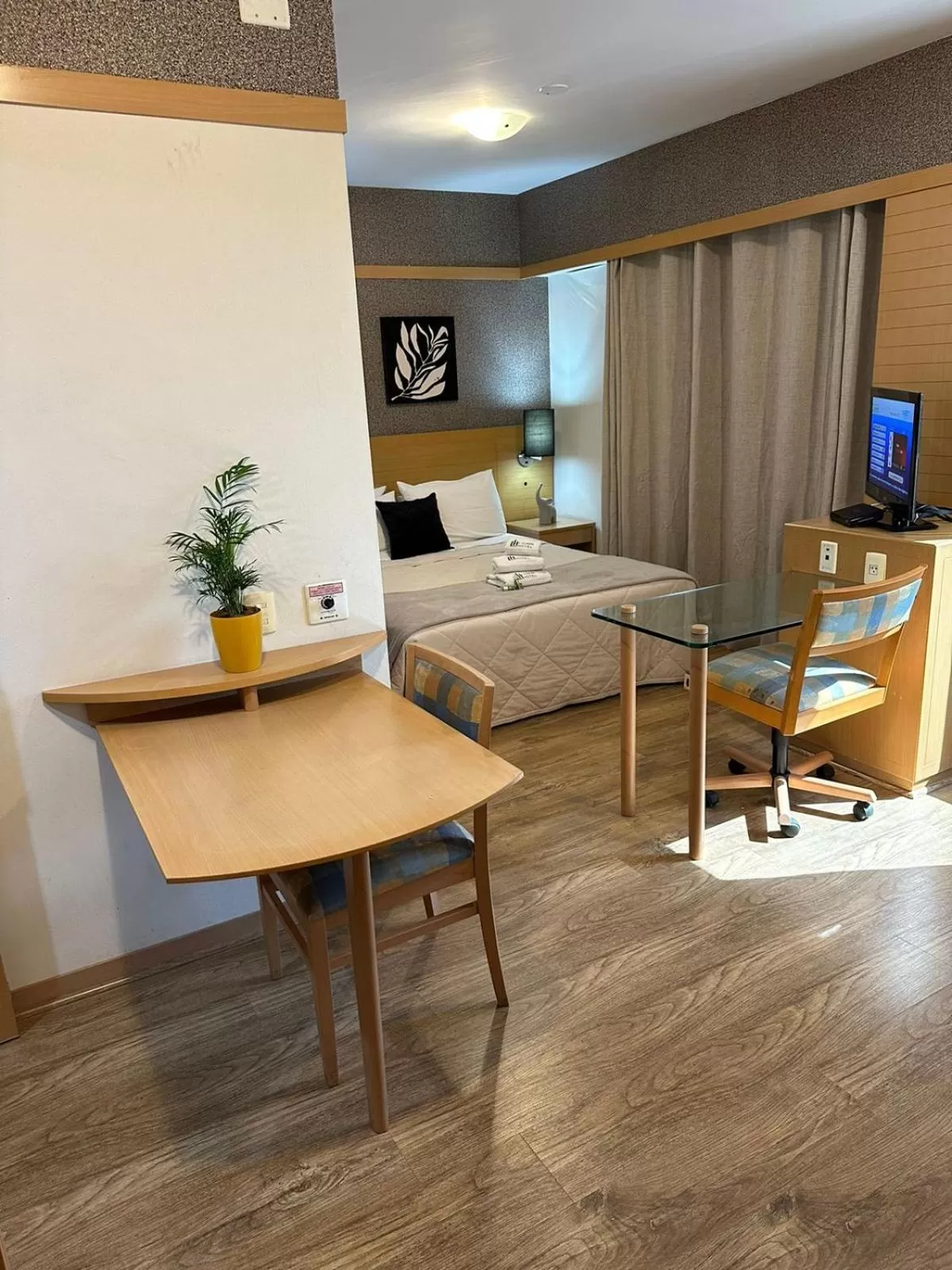 Photo of the whole room, Dining Area in Studio Paulista Bela Cintra