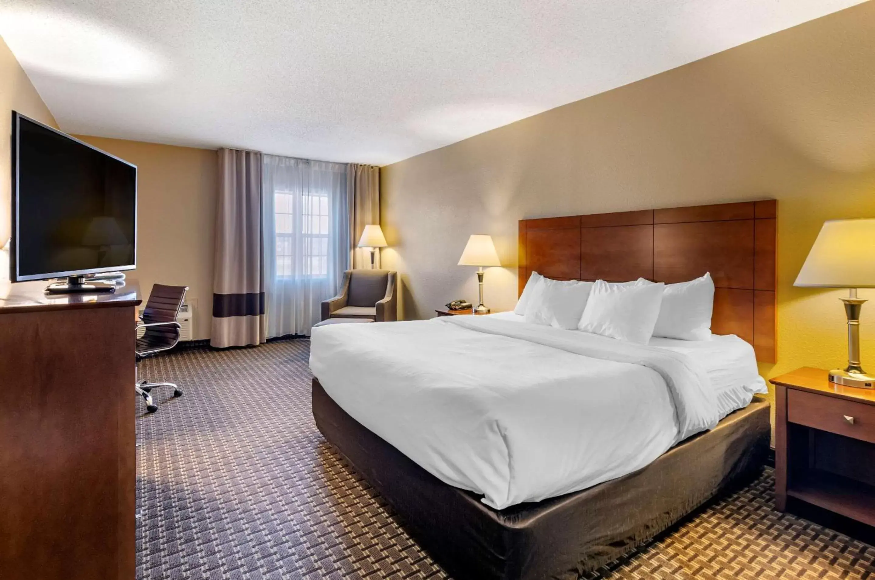 Photo of the whole room, Bed in Comfort Inn & Suites Raphine - Lexington near I-81 and I-64