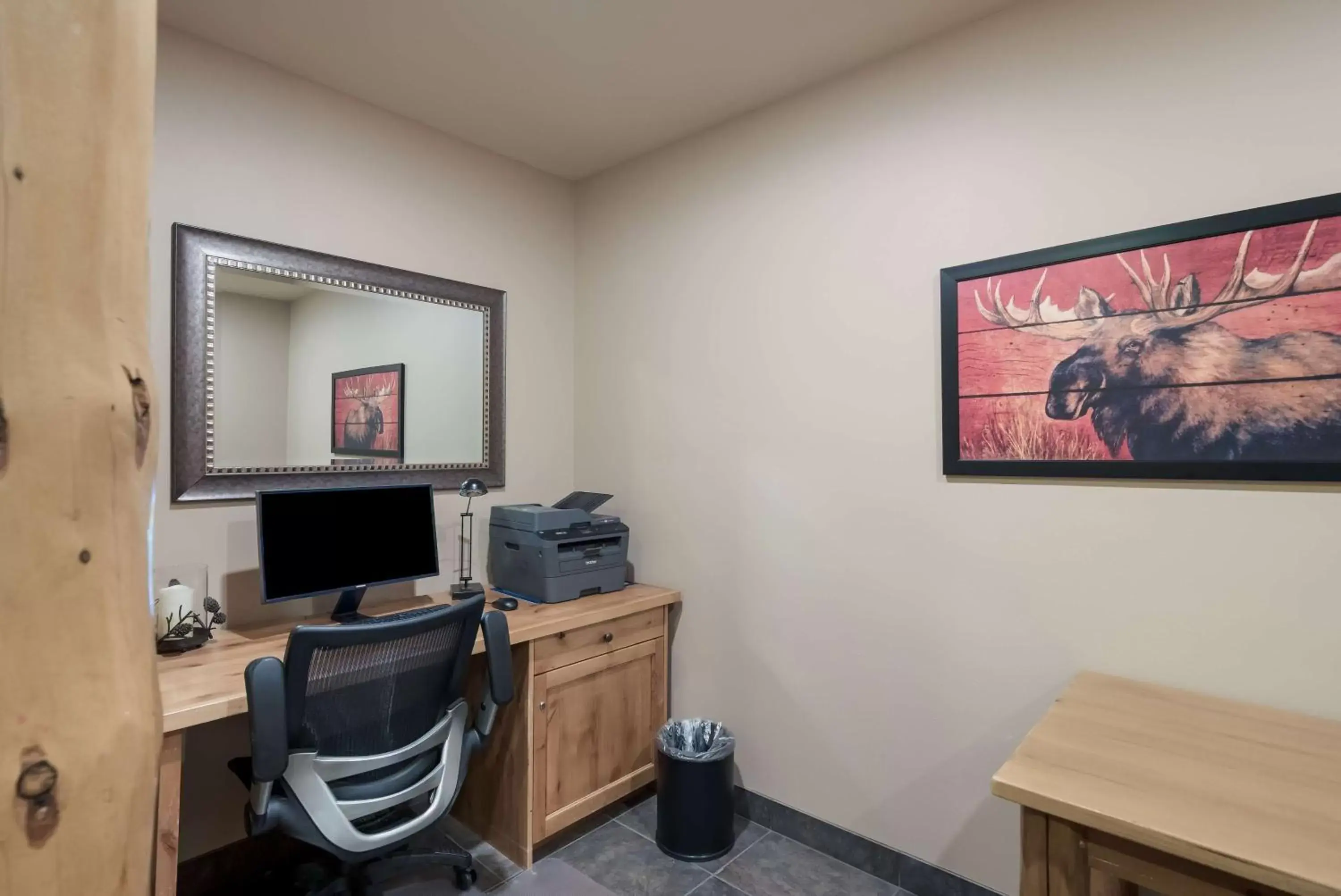 Business facilities, TV/Entertainment Center in Best Western Plus Kentwood Lodge