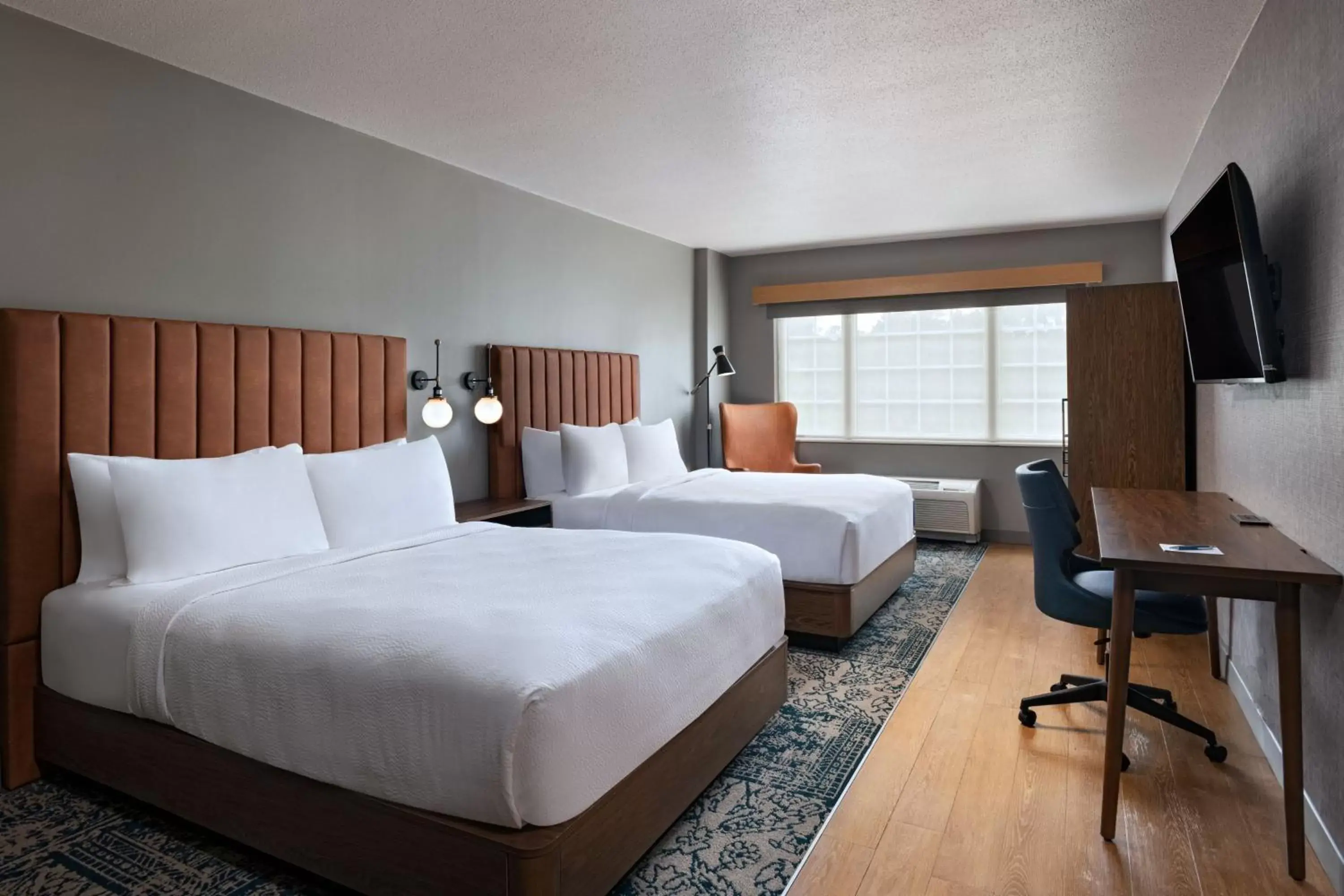 Photo of the whole room, Bed in Four Points by Sheraton Houston West