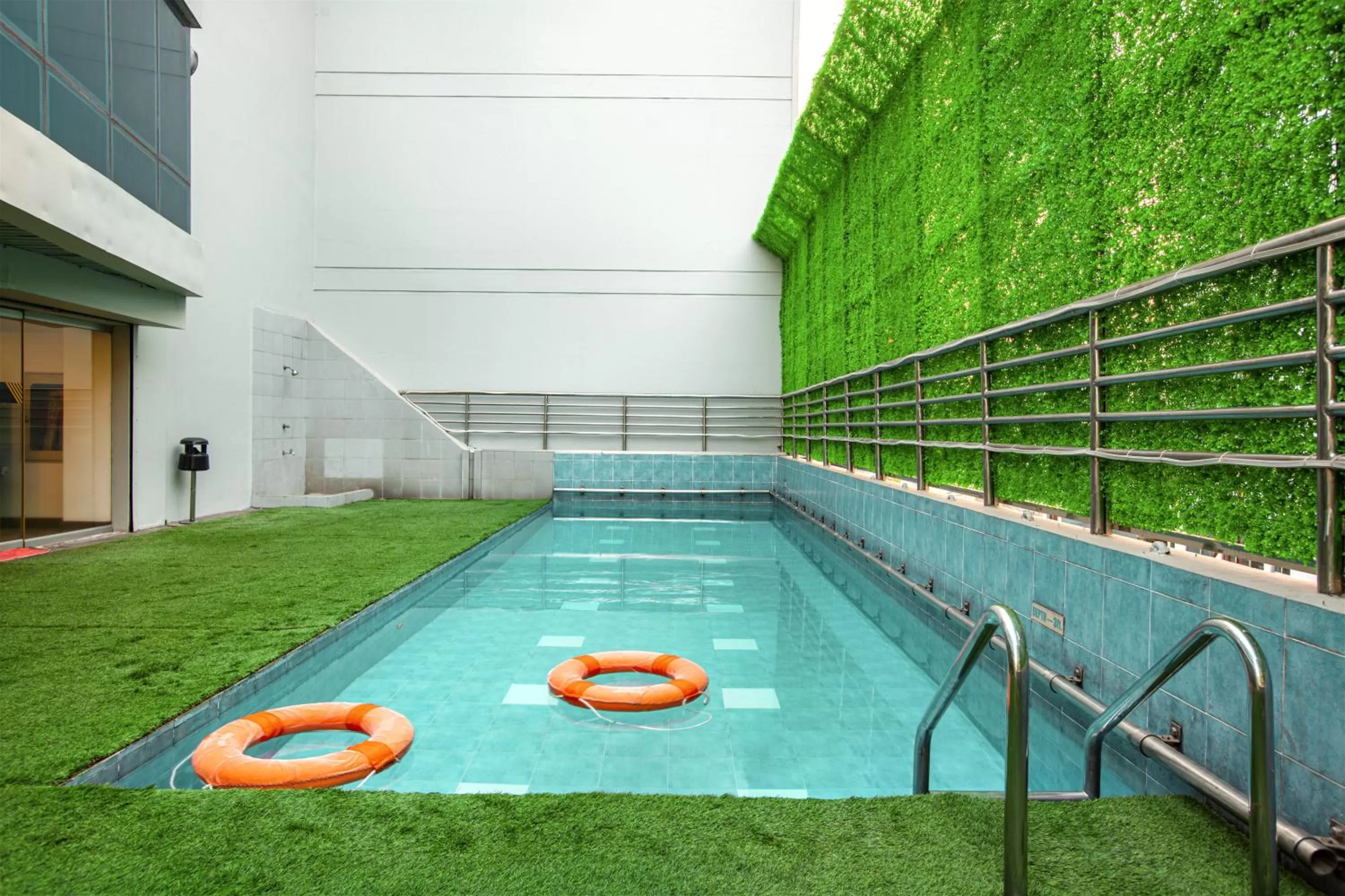 Swimming pool in Hotel Sarina