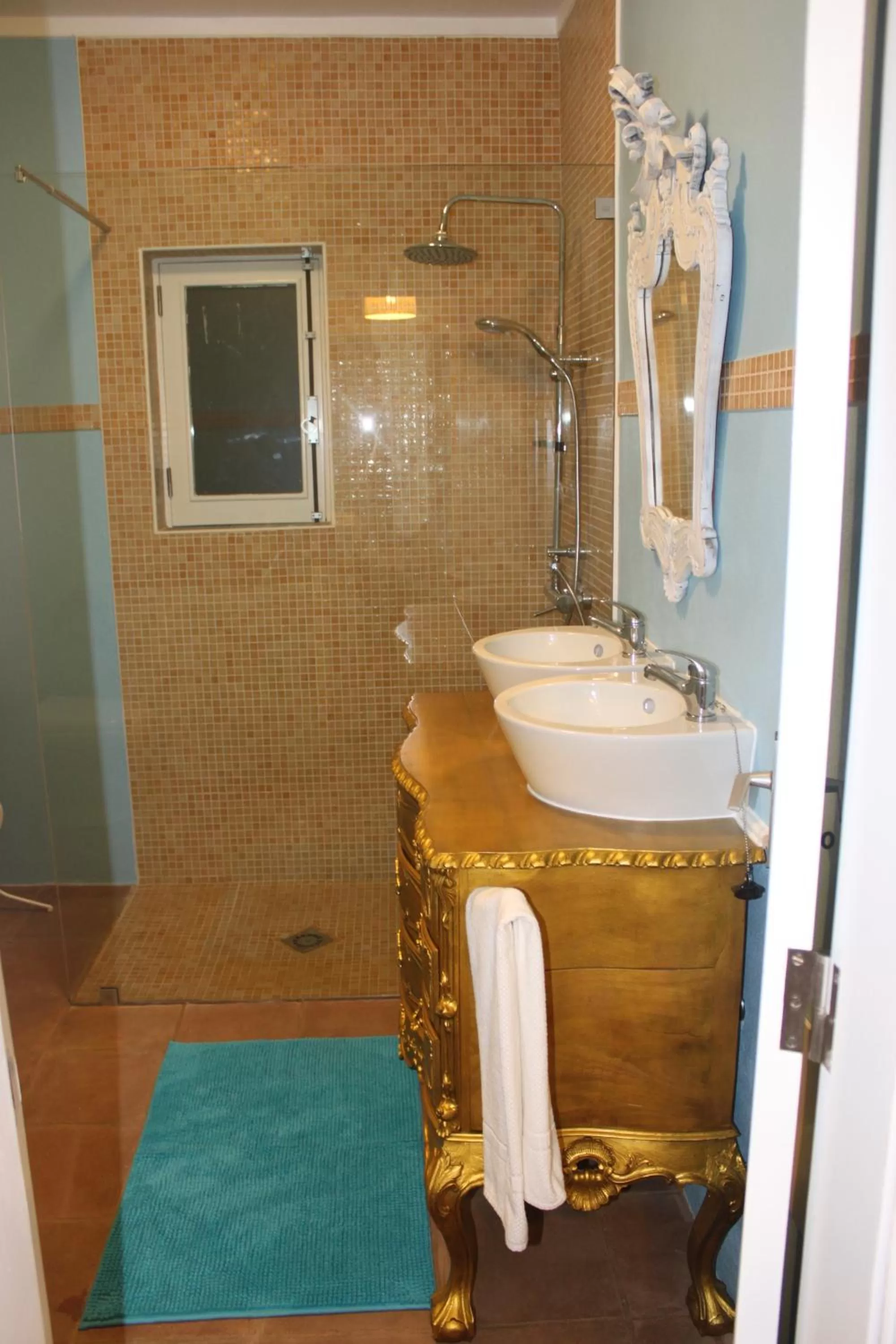 Bathroom in PuraVida Divehouse