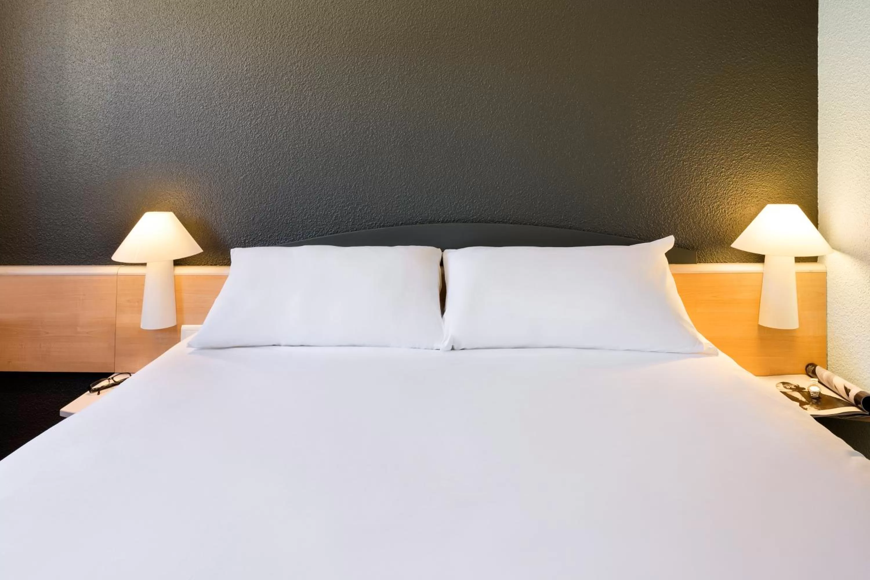 Bedroom, Bed in ibis Sisteron