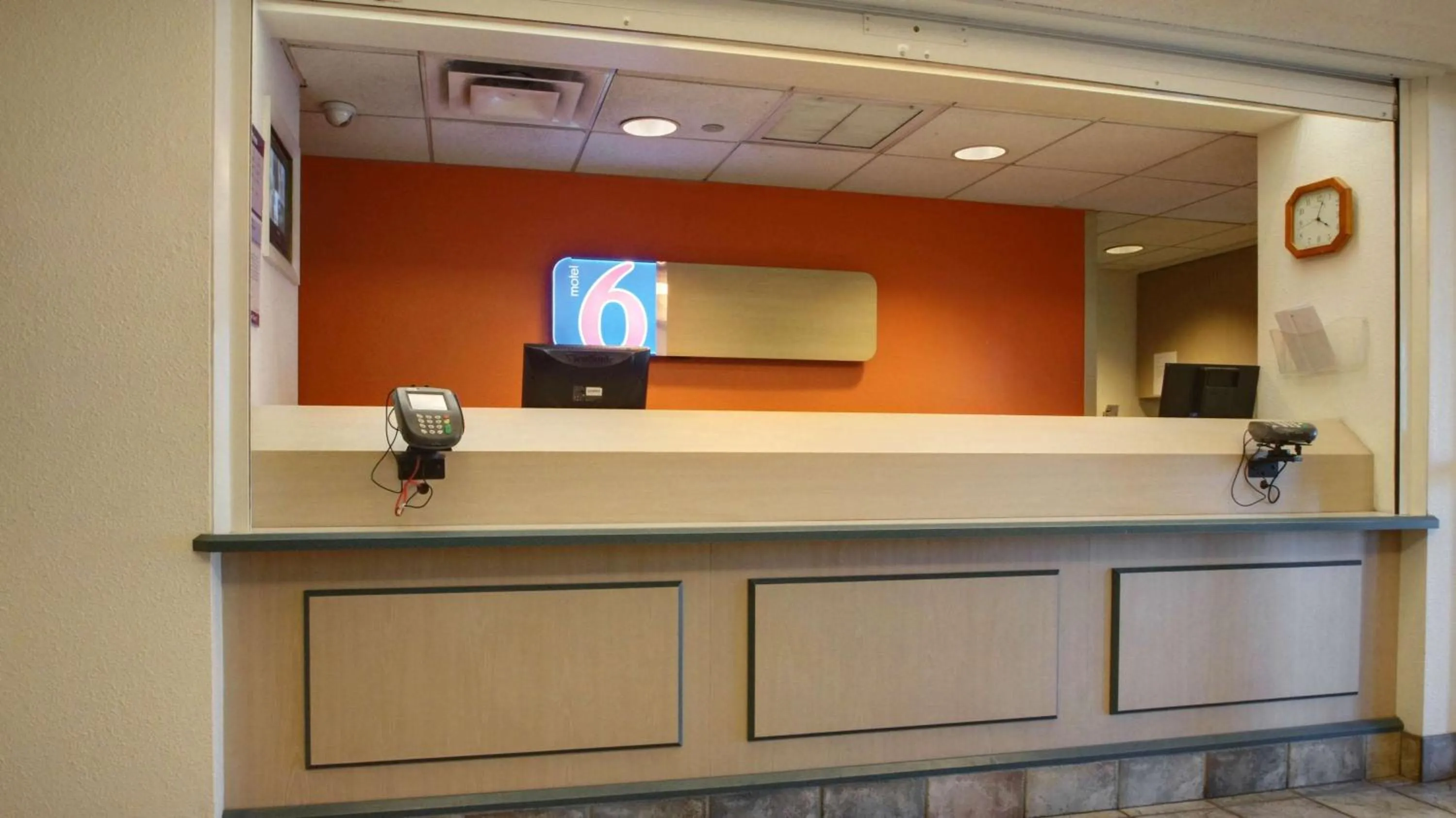 Lobby or reception in Motel 6 Lehi, UT - Thanksgiving Point