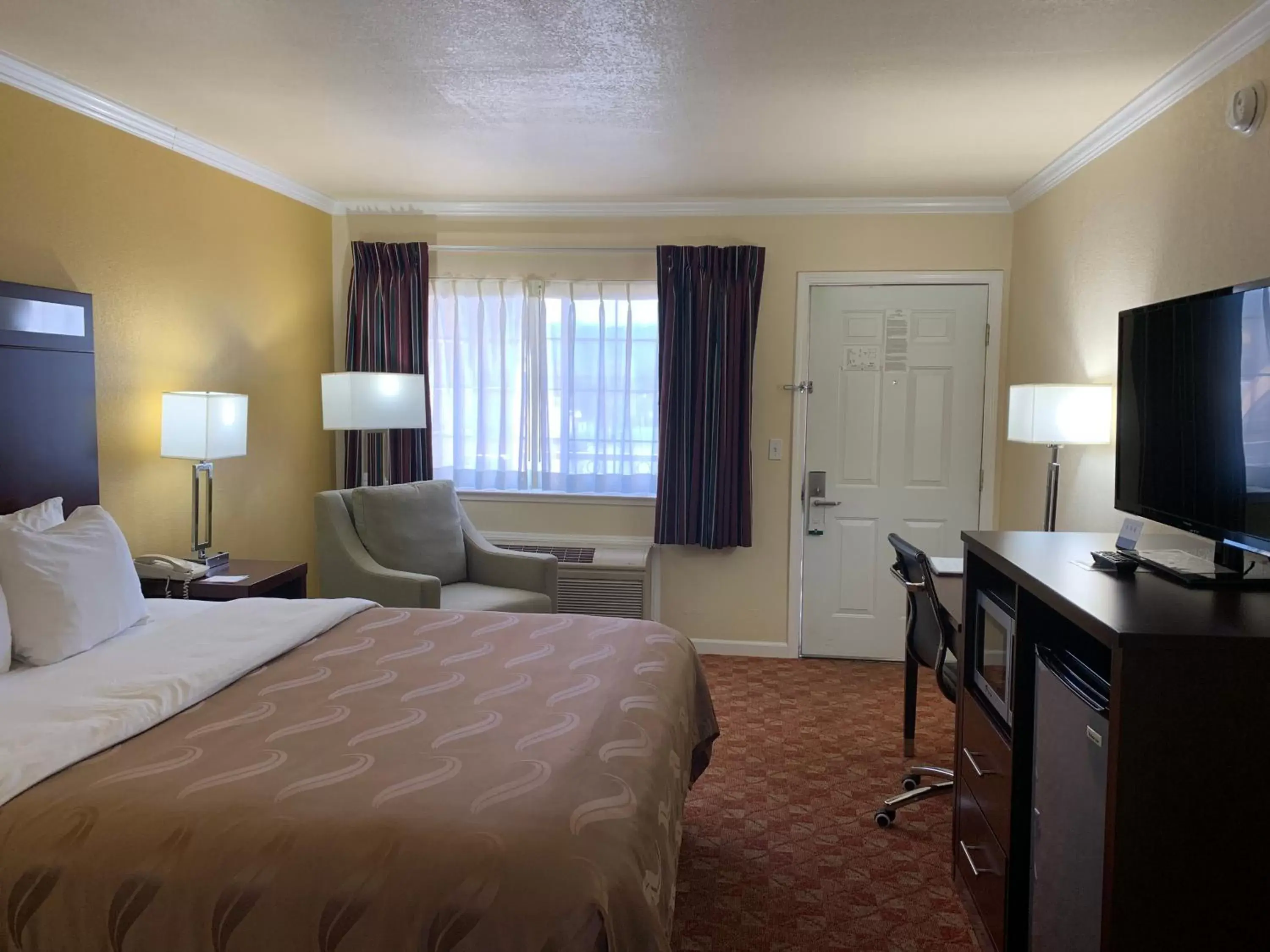 Photo of the whole room, TV/Entertainment Center in Quality Inn Ukiah Downtown