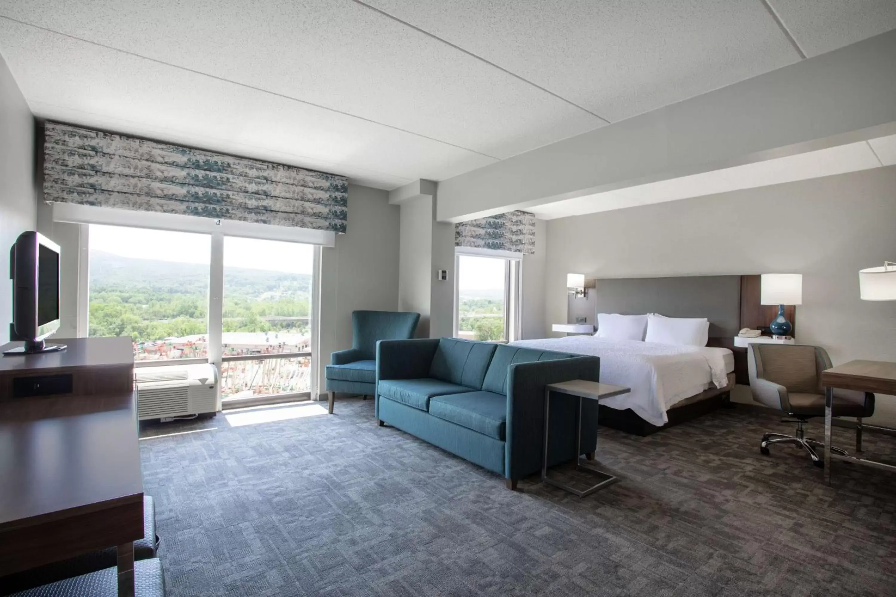 Living room, Seating Area in Hampton Inn Bedford